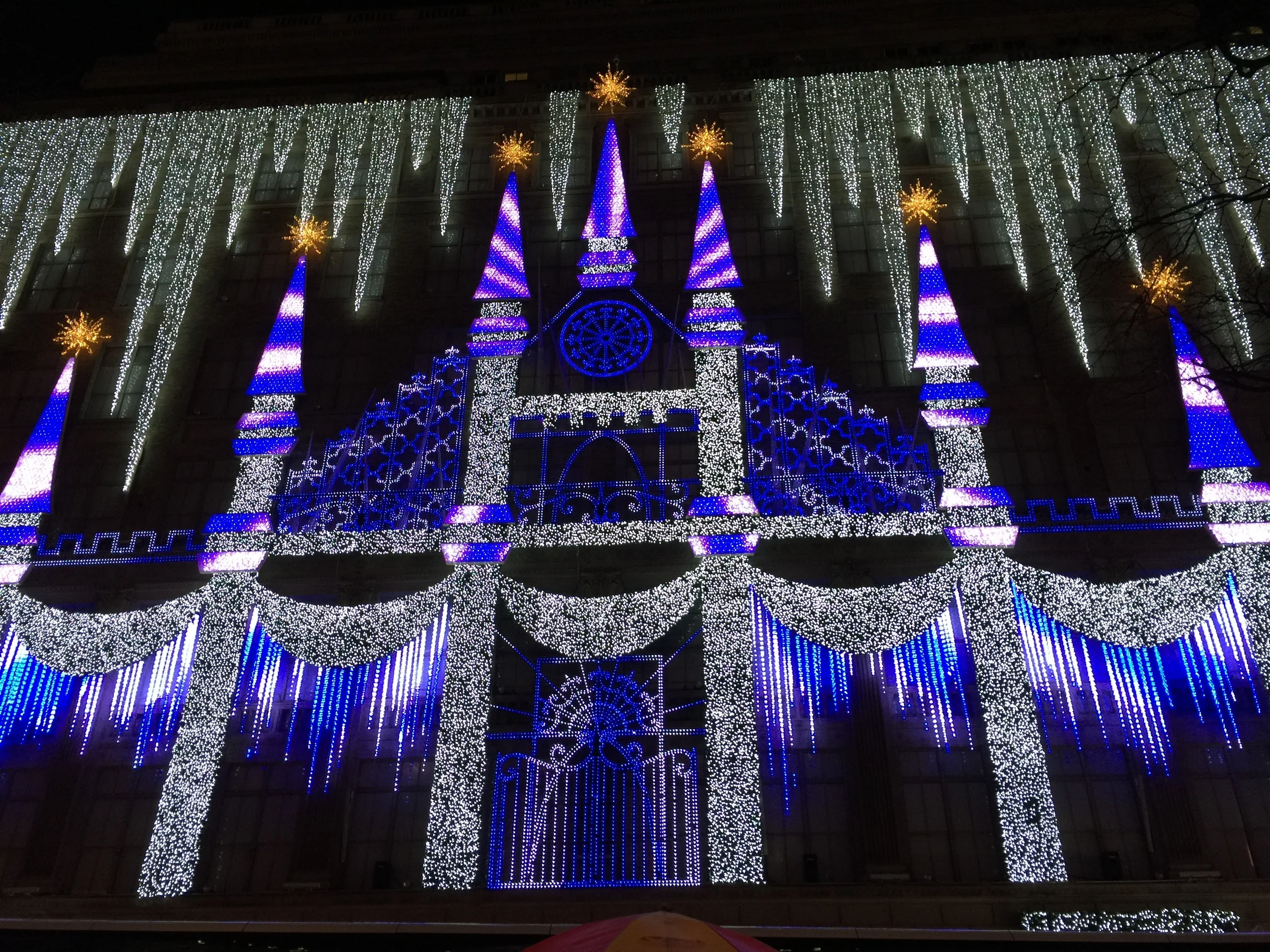 Saks vs. Bergdorf Goodman: Vitrines de Festas 2015