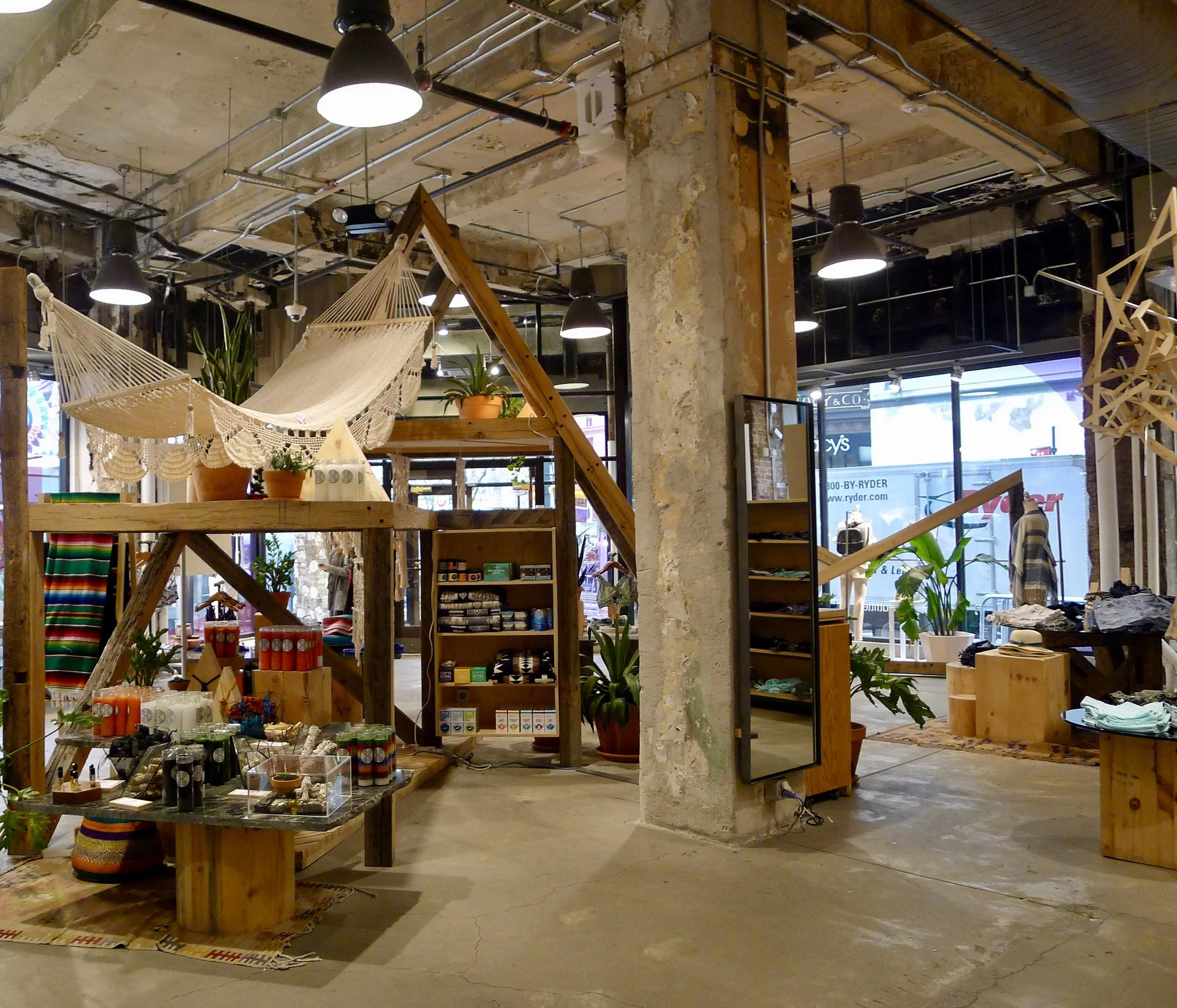 Urban Outfitters Herald Square e o Conceito 'Shop-in-Shop'