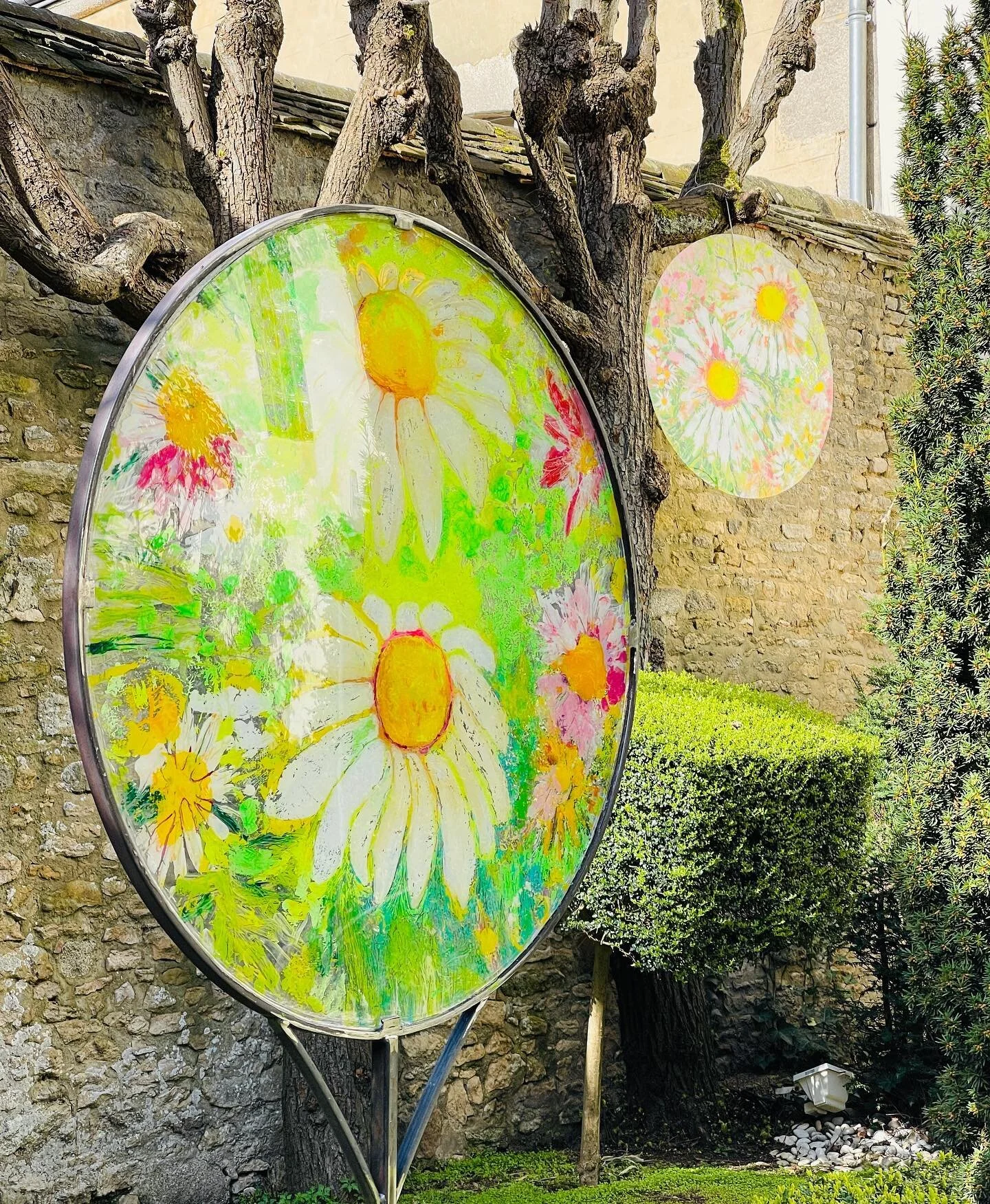 &rdquo;Magnifying flowers glass&rdquo; est r&eacute;alis&eacute; selon la technique de l&rsquo;invers&eacute; sous 
verre. Ex&eacute;cut&eacute;e directement sur une feuille de verre, cette technique 
artistique est difficile car elle suppose une d