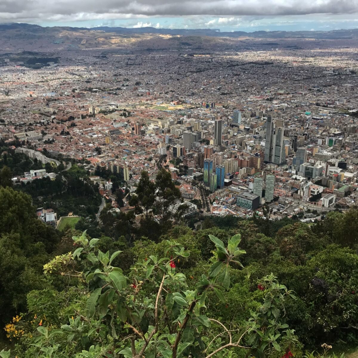 🇨🇴 Ending in Bogota after 2 unbelievable weeks with my best travel partner @perrine___p 👩🏼&zwj;🤝&zwj;👩🏻#hastaluegocolombia #💔#groscafard🥺#muibonitotodo #andrerieusuperstar#oupsididitagain🙊#tatoosouvenir#lacandelaria#elmuseodeloro#museoboter