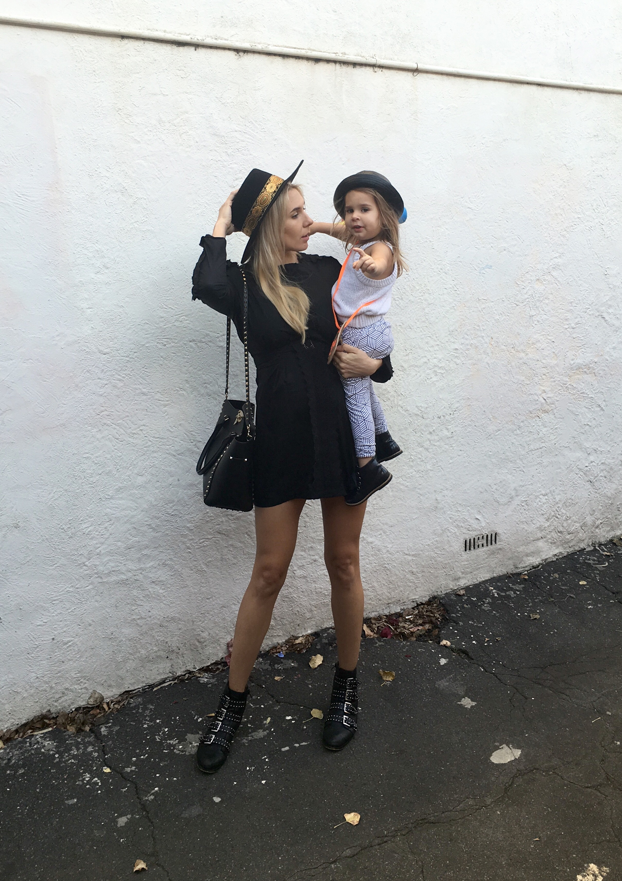 Monochrome joggers. Mommy and me street style