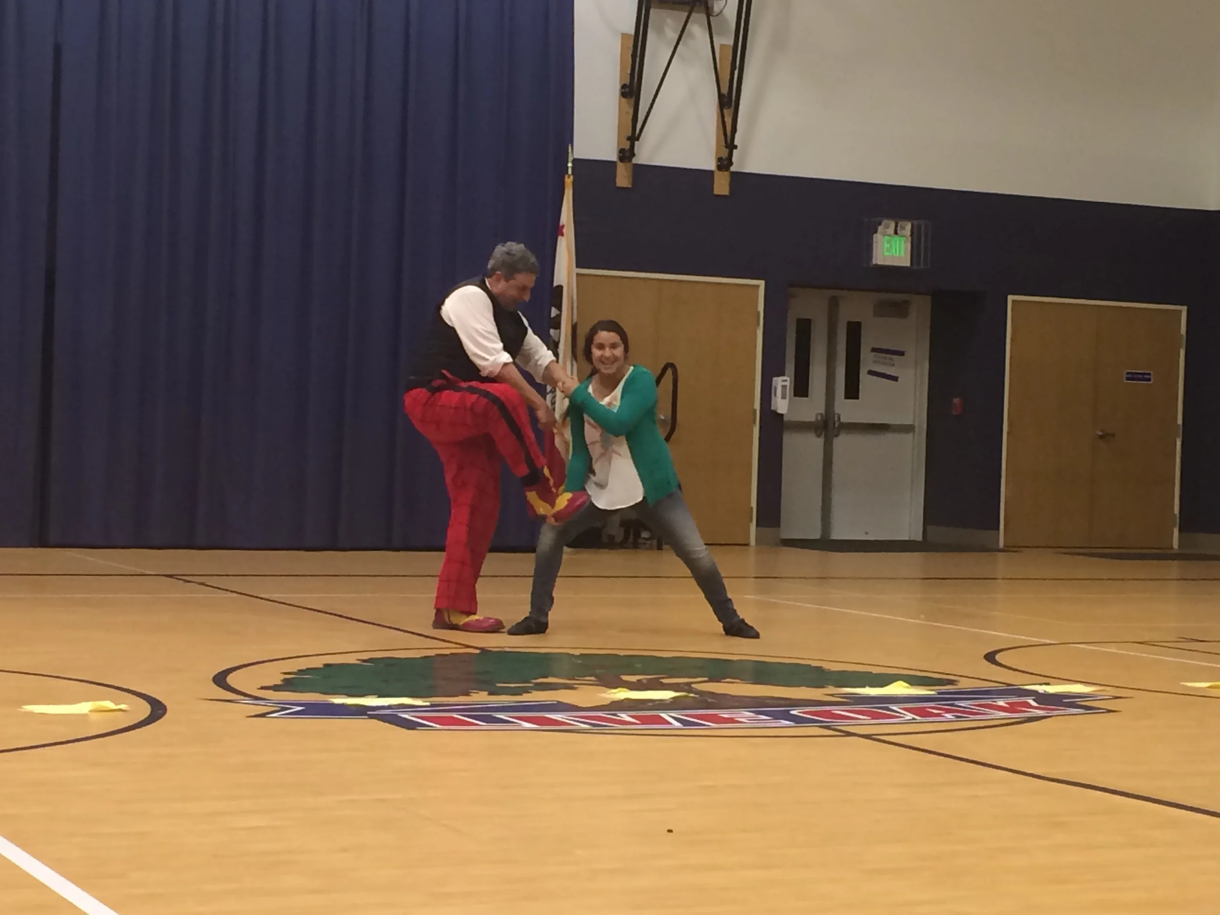 Jeff Raz performs - Photo by J Radakovich.JPG