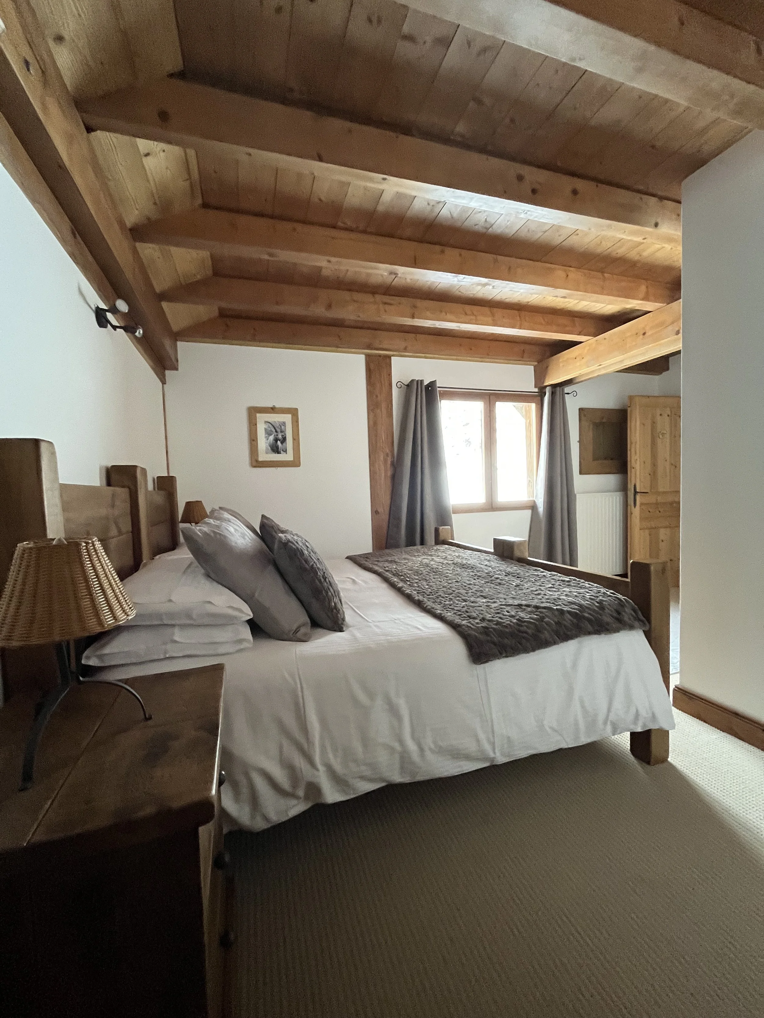 chalet-le-pery-edelweiss-super-king-room.jpeg