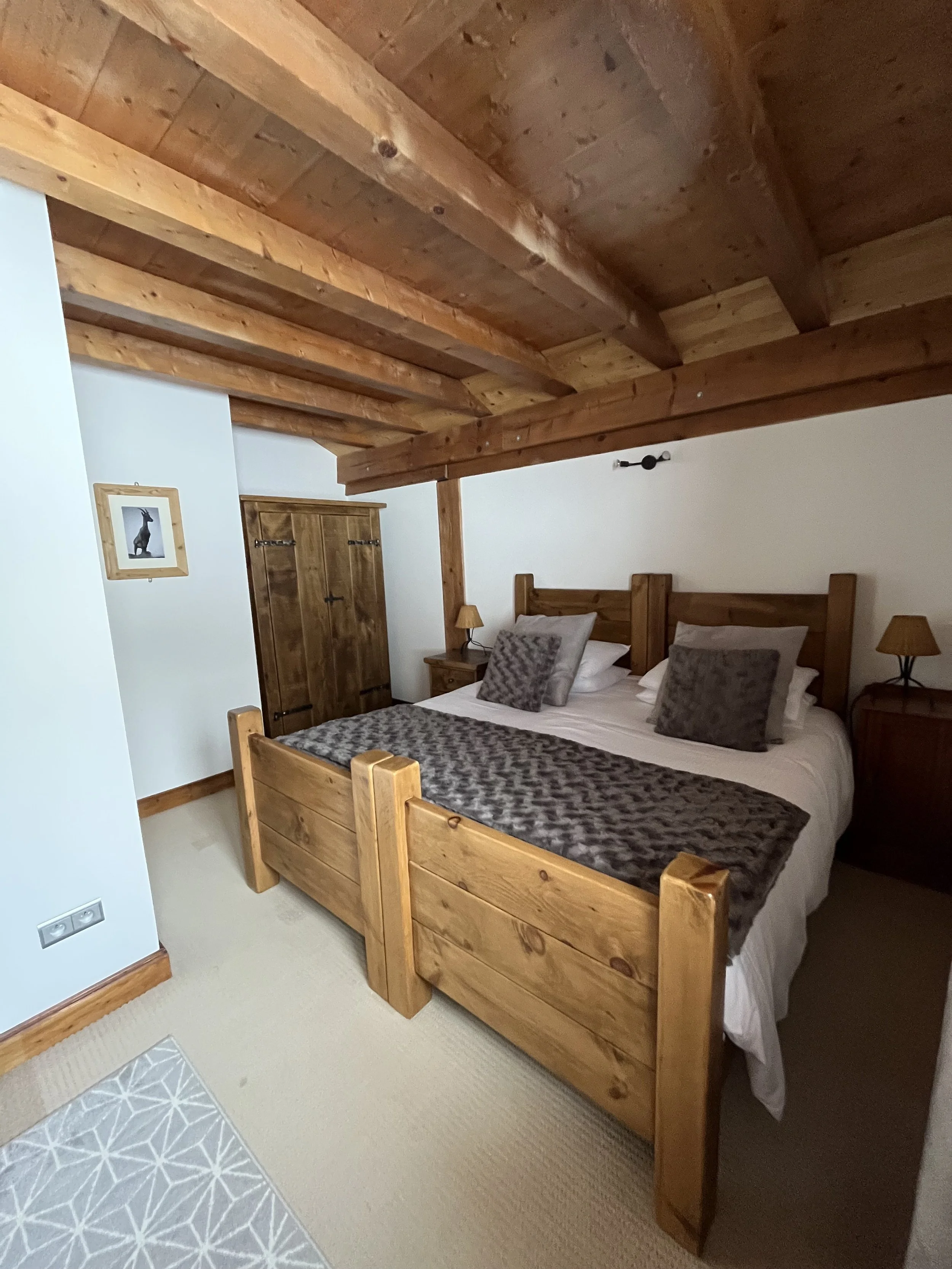chalet-le-pery-edelweiss-bedroom-detail.jpeg