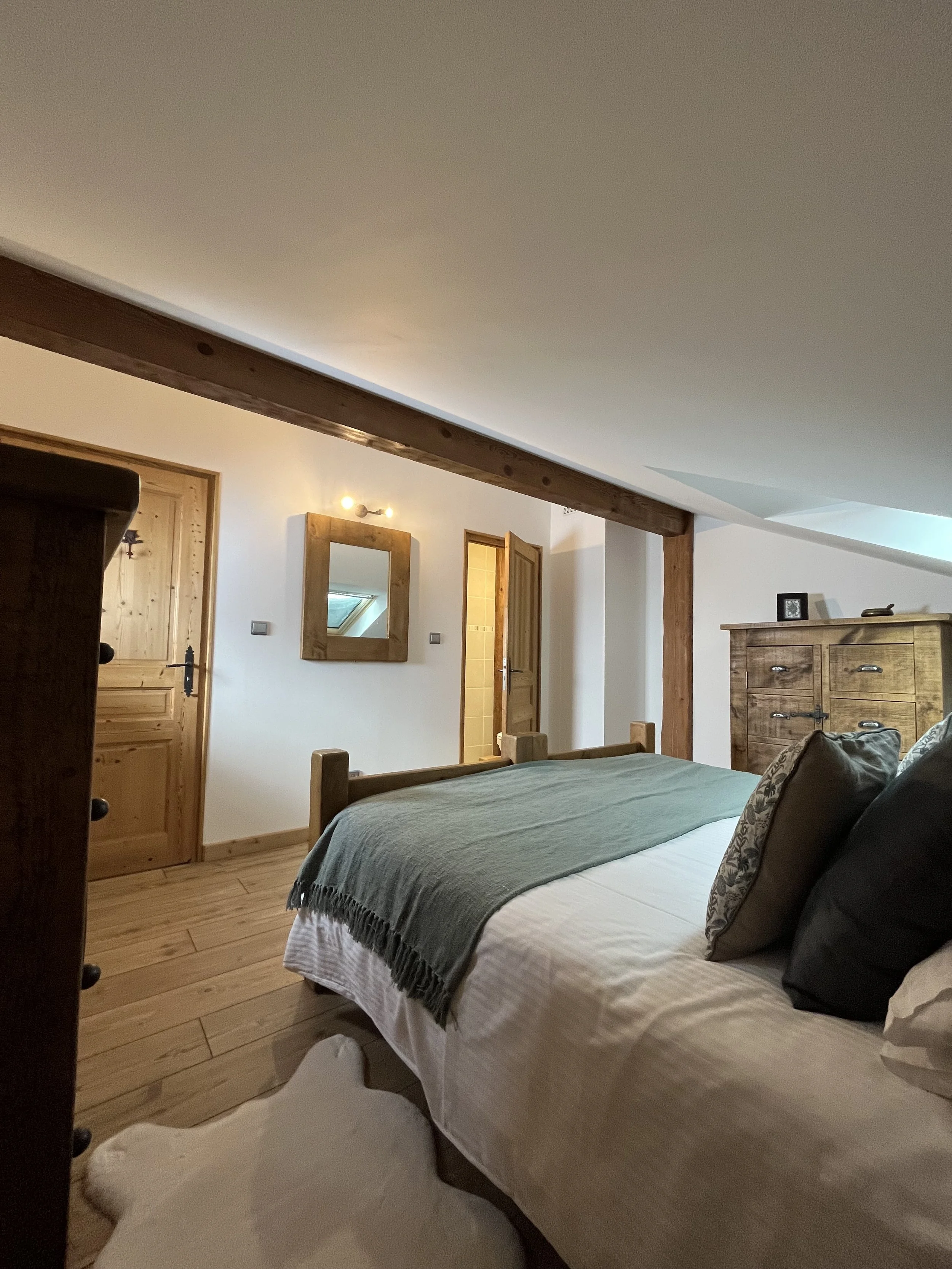 chalet-le-pery-epicea-ensuite-bedroom.jpeg