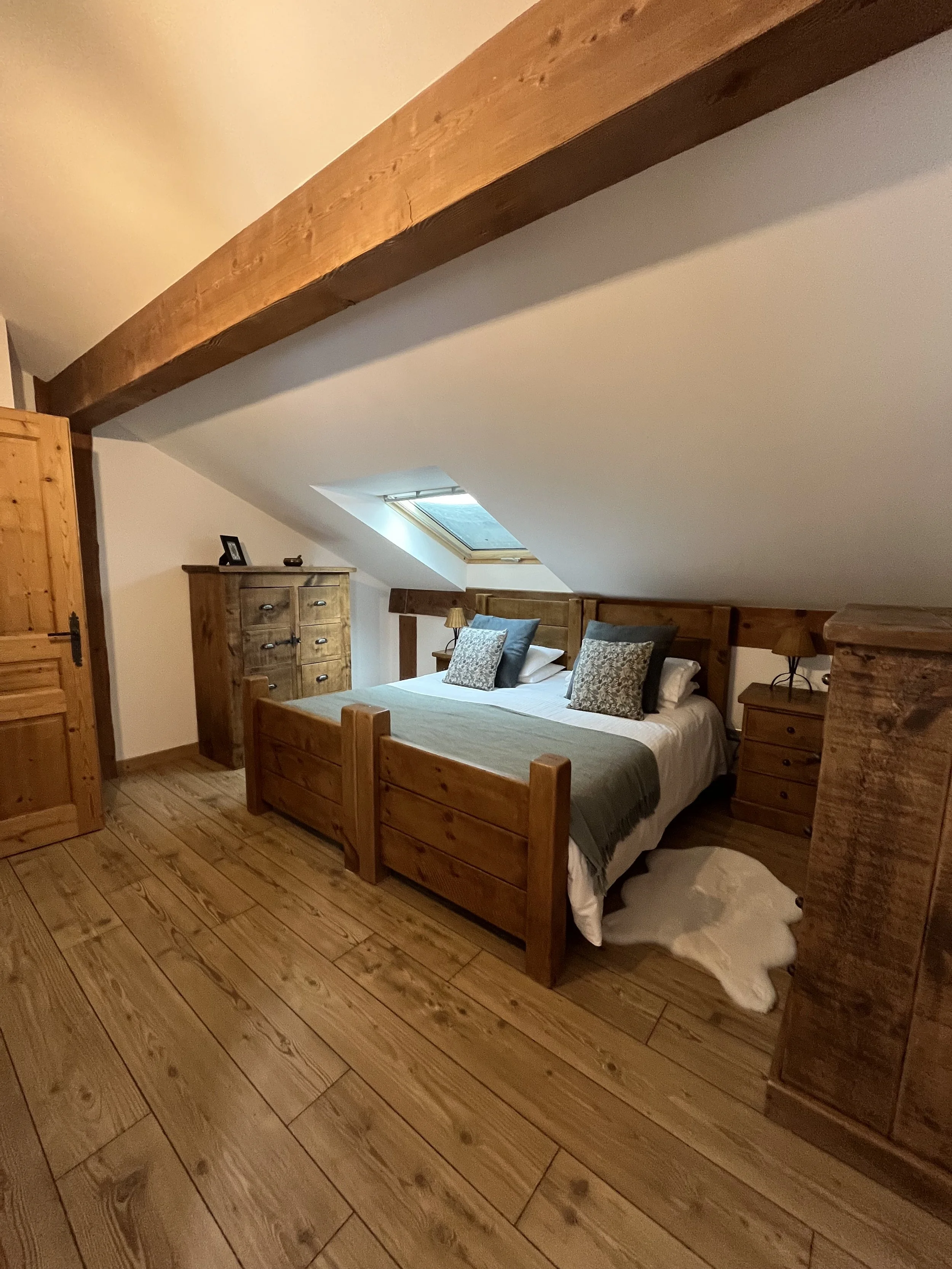 chalet-le-pery-epicea-bedroom-interior.jpeg