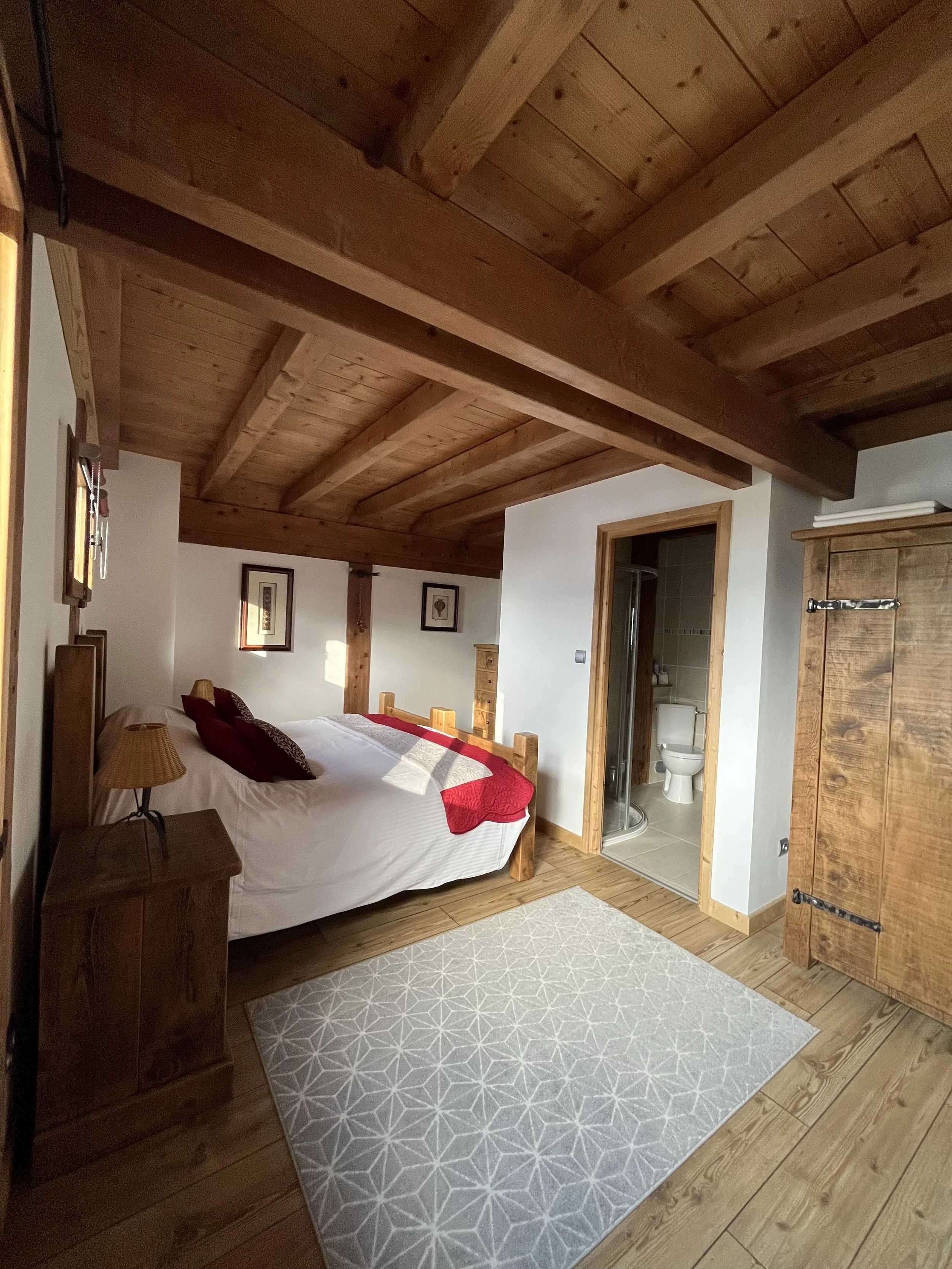 chalet-le-pery-coquelicot-ensuite-bedroom.jpeg