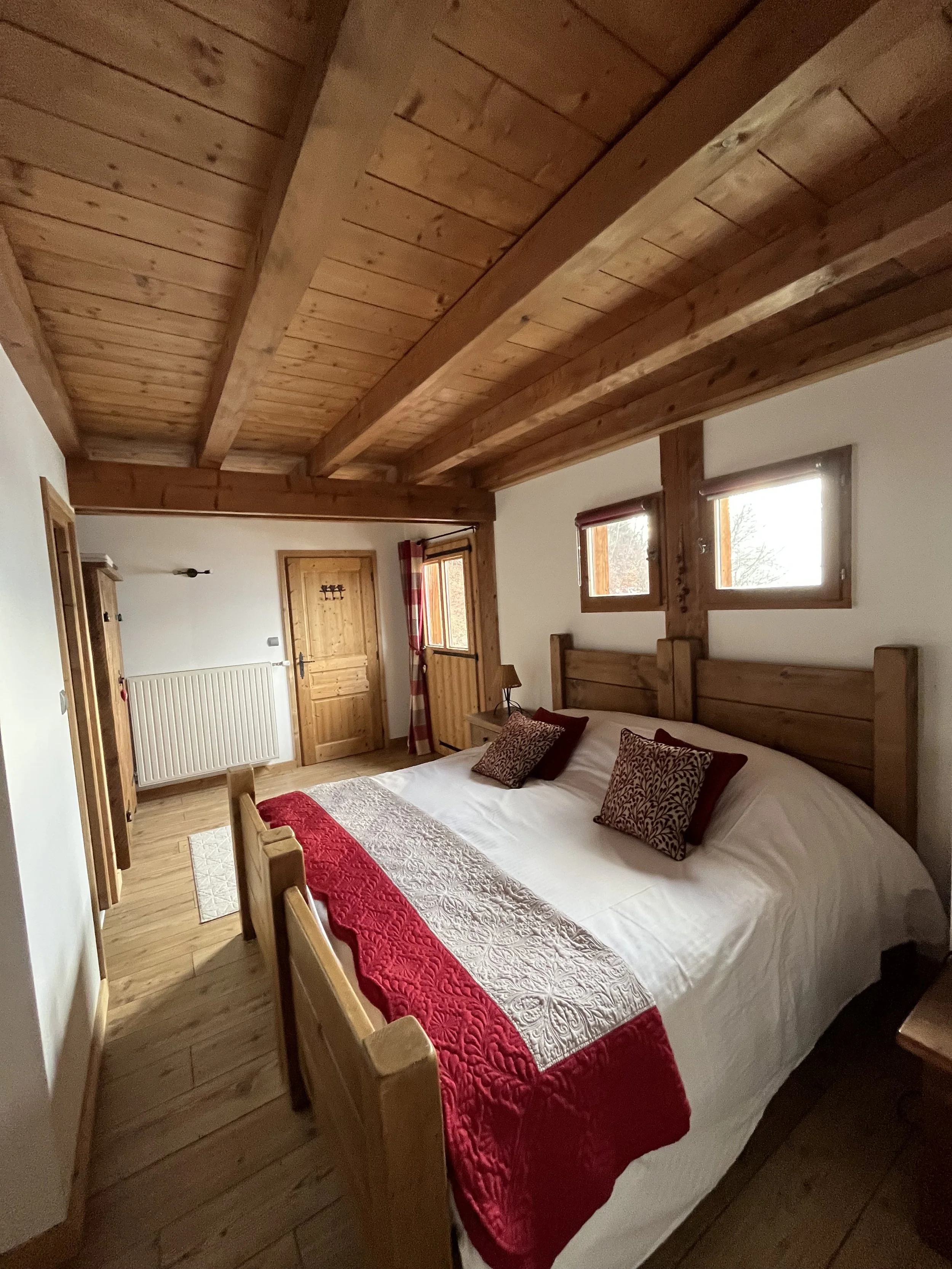Chalet-le-pery-coquelicot-balcony-bedroom.jpeg