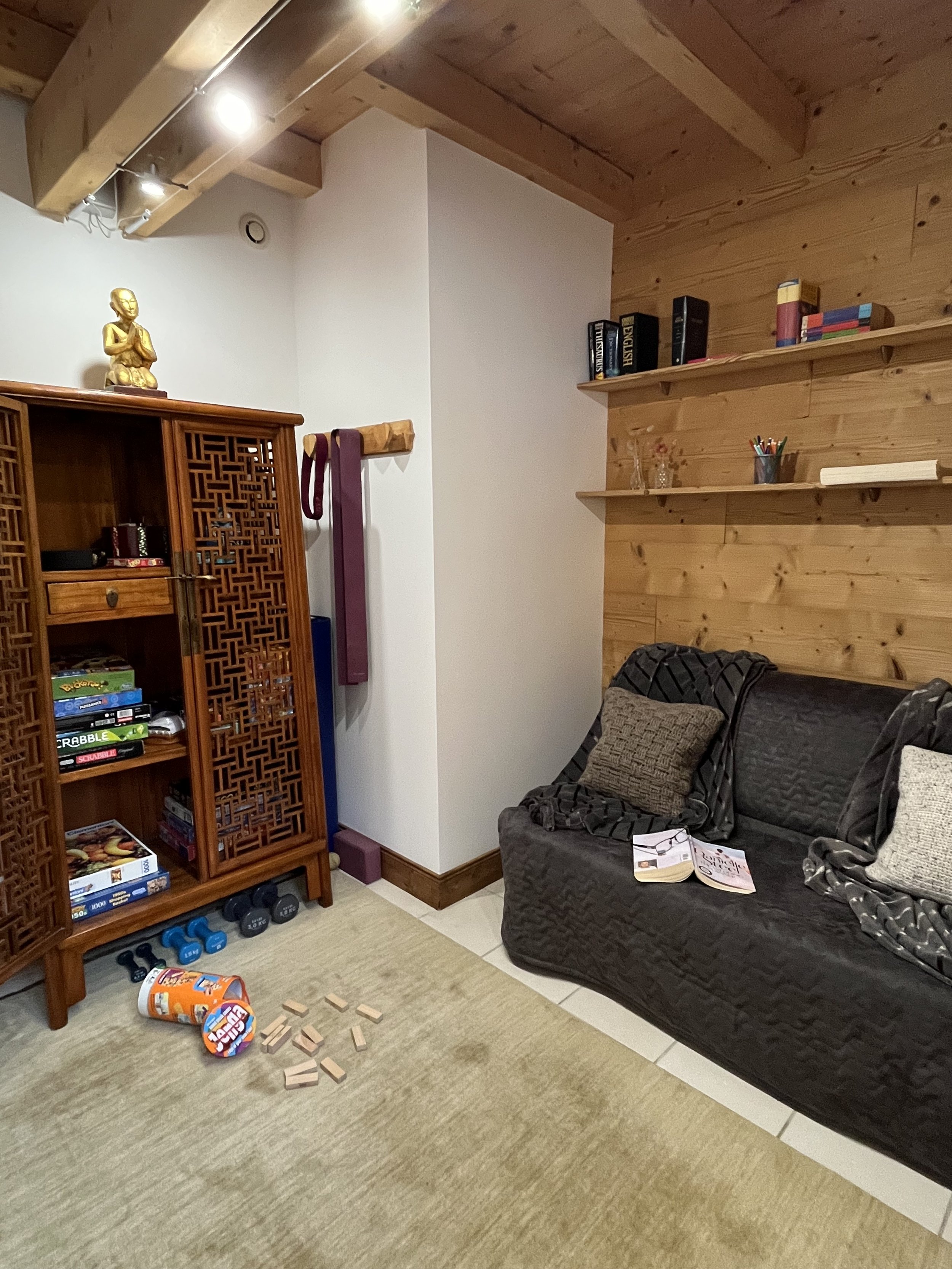 Children's play and adult wellness room at Chalet Le Pery with games, books, yoga mats and exercise equipment