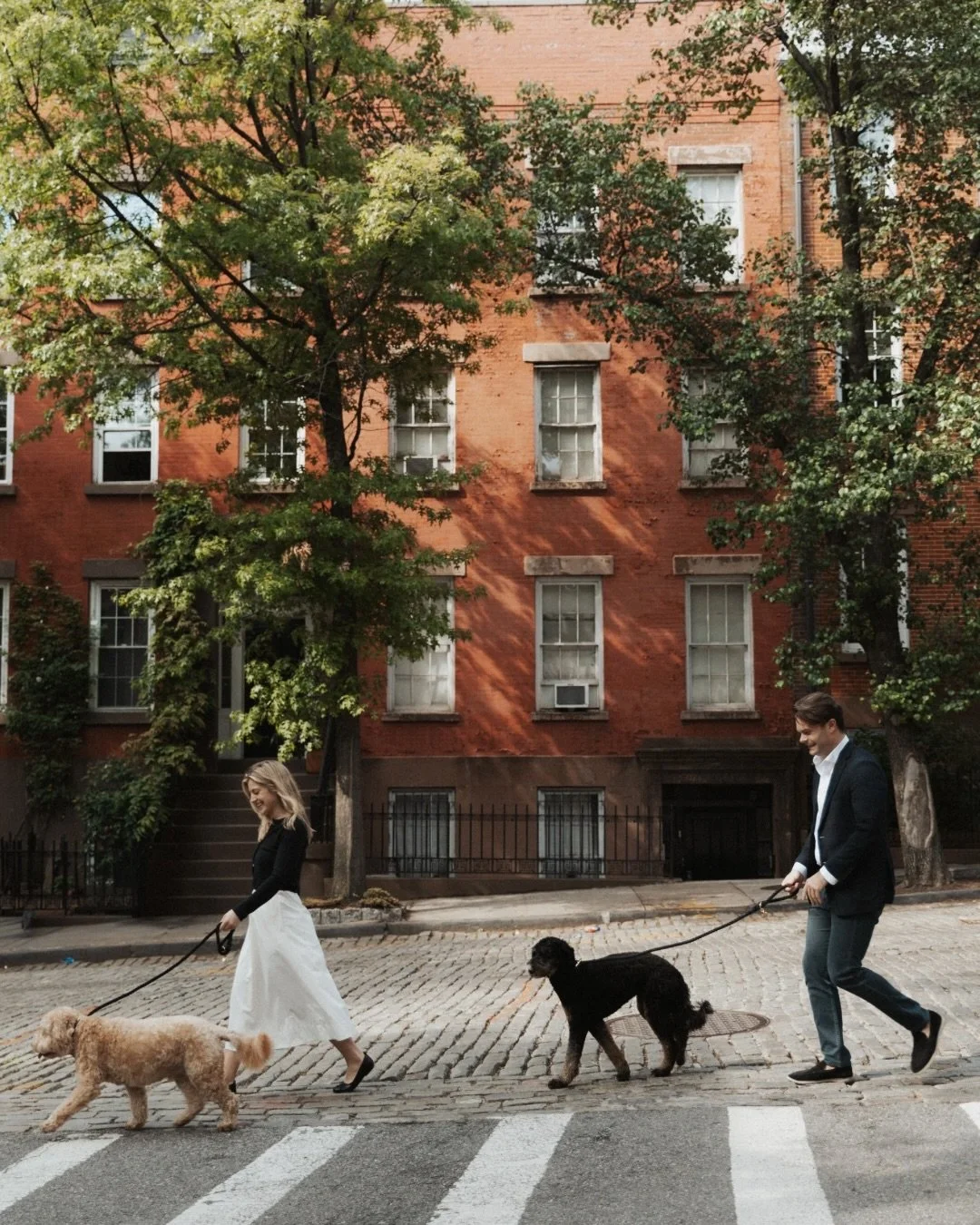 Brooklyn Heights stroll with Nicole &amp; Austin before their big move out of the city 🧳🤍

Cheers to your new chapter 🥂 

#nyccouplephotographer #couplephotographer #brooklyncouple #brooklyncouplesphotographer