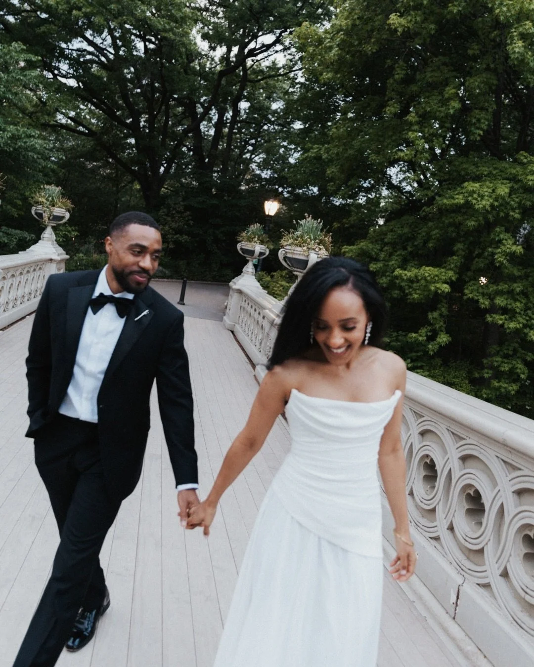 Ahhhh big congratulations L&amp;A🤍 

We caught one of the first gorgeous spring sunsets in Central Park! So happy to be back running around the city without freezing our butts off hahaha 

#engagement #engagementphotographer #nyccouplephotographer #