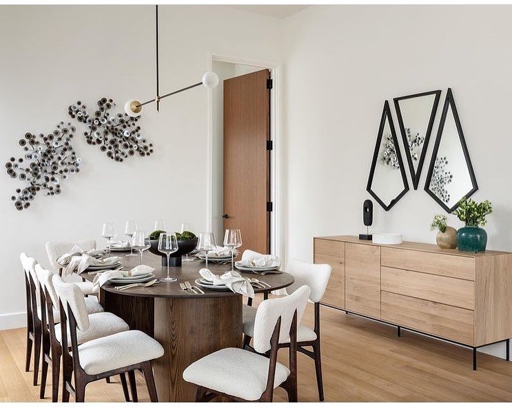Love seeing our Geometric Trio Mirrors in this beautiful dining room by @amykalikowdesign 📷@reganwoodphoto 
.
.
.
#alexdrewandnoone #modernmirror #mirrordesign #mirror #reflection #moderndecor #homedecor #modernliving #madeindetroit #detroitmade #in