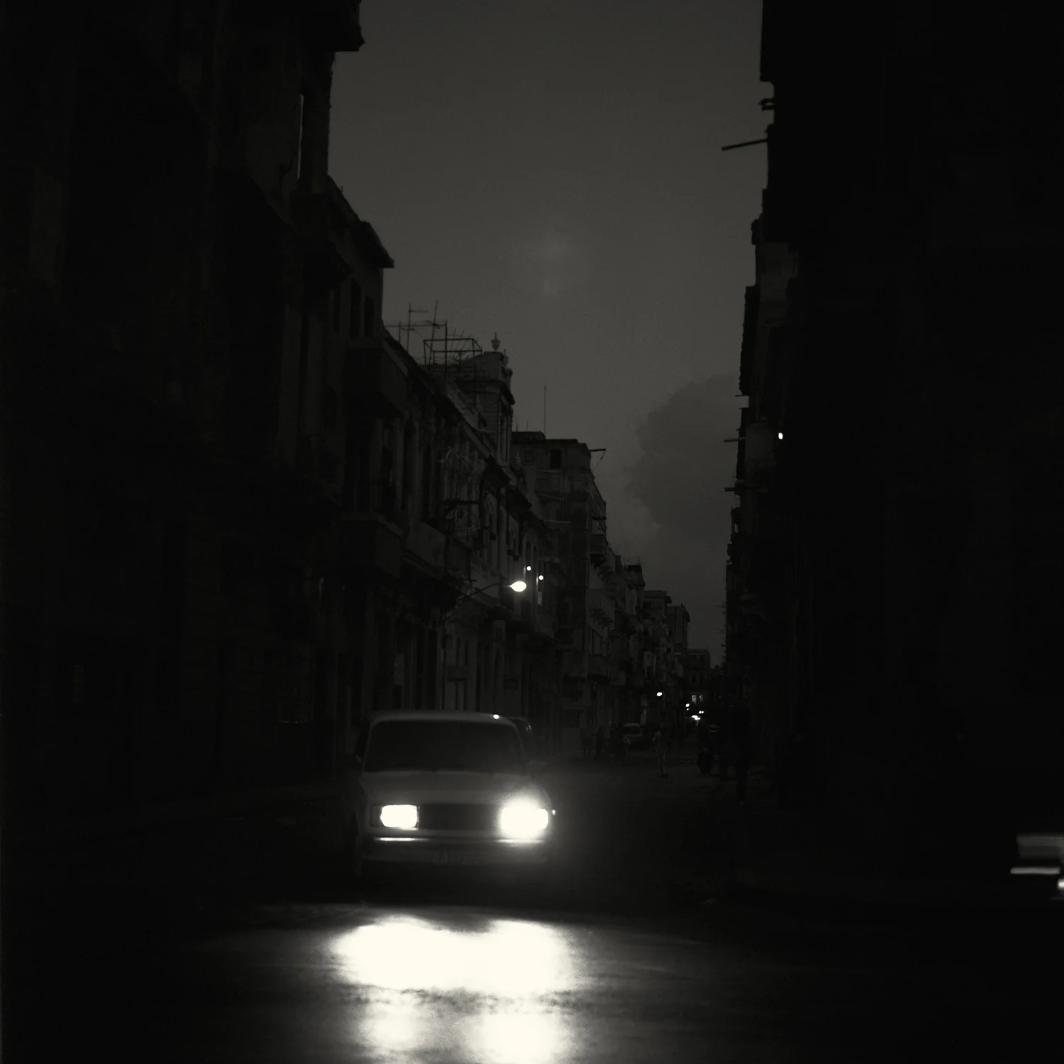 La Habana © 2018 90 x 90 cm Edición de tres + 1 PA Impresión de archivo de negativo blanco y negro en medio formato (2018)