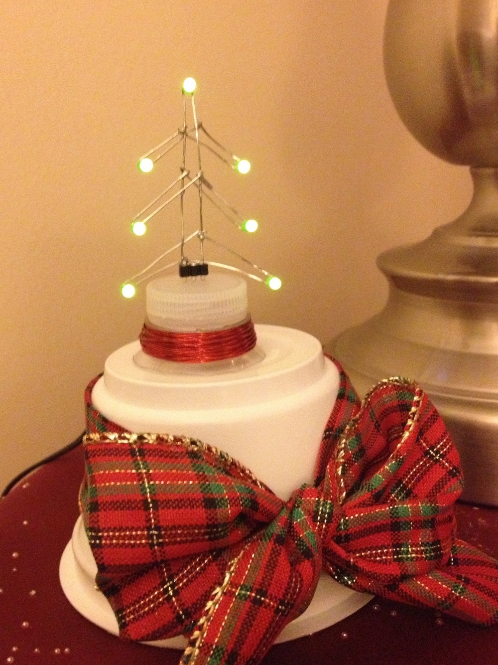 Wirelessly-powered LED Christmas tree