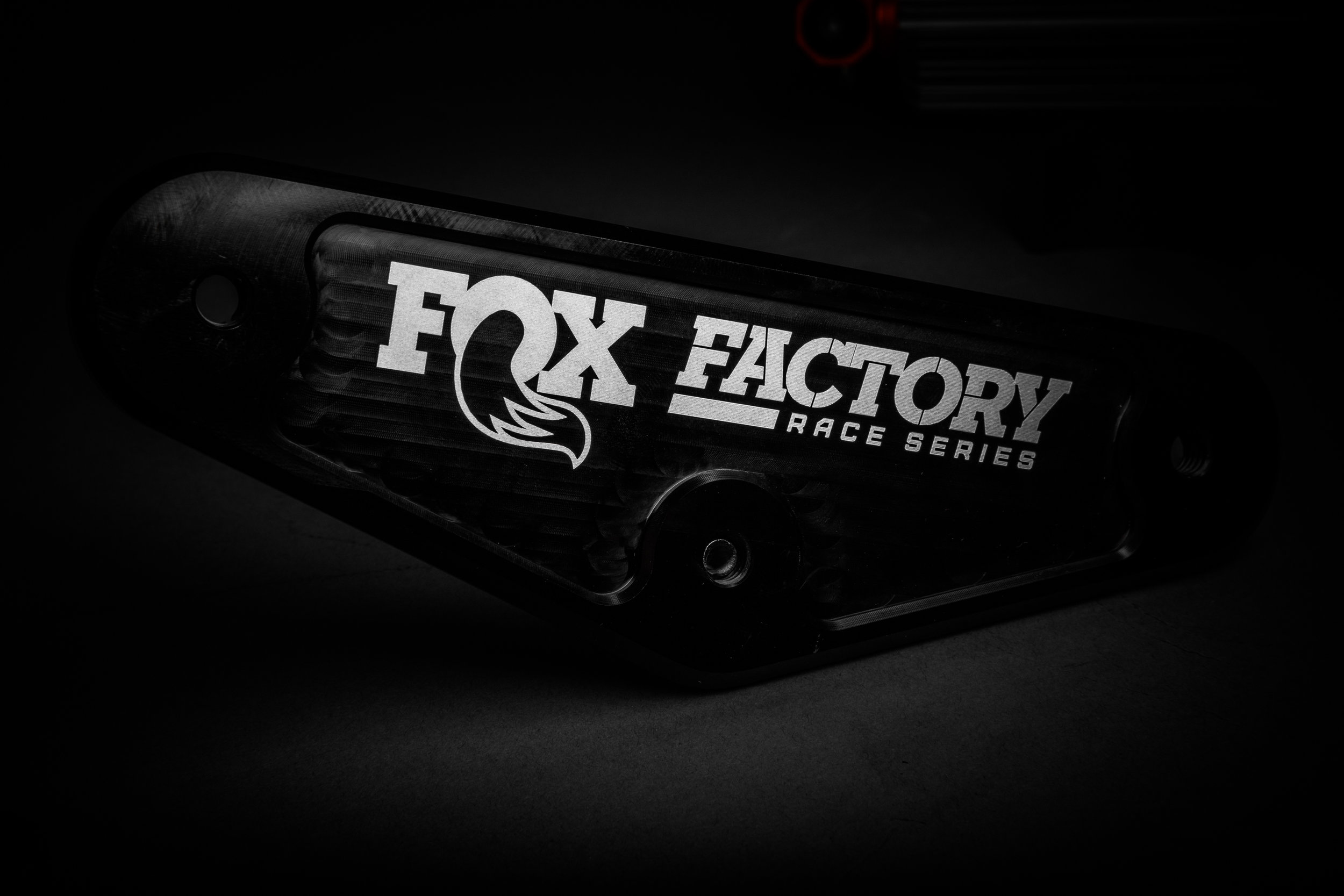 FOX_TRUCK_30_FACTORY_EXTERNAL-BYPASS_QAB_RESERVOIR_ECS2_GEN2-RAPTOR_REAR_DETAIL_BED-PLATE.jpg