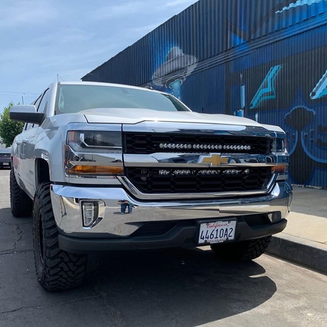 Nice chase/prerunner build we just finished. Custom WOG chase rack, @bajadesignsofficial lighting all around, @gj_motorsports 3rd brake light, @pciraceradios radio, @switch.pros.official 9100, and @dirtkingfabrication suspension. #WOG #westsideoffroa