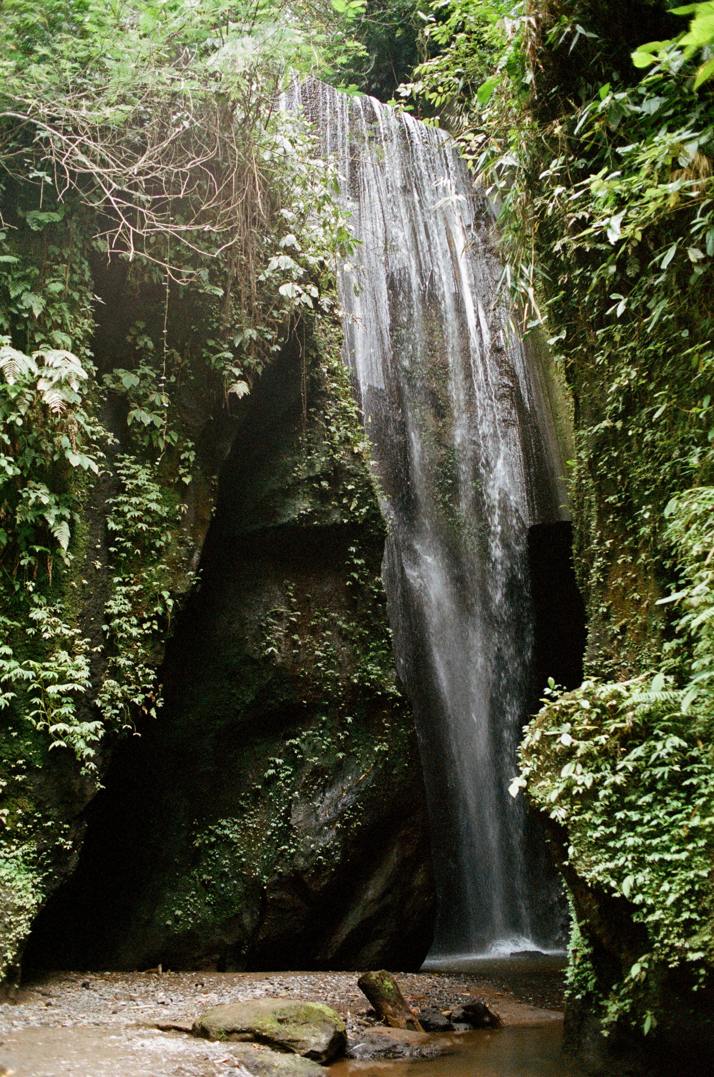 Goa Raja Waterfall, Bali
