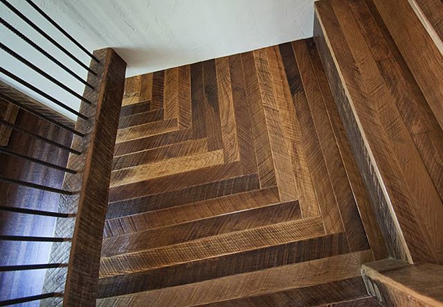 So many shades of rustic in this stair landing. White oak, naturally colored from decades if exposure in a Kansas barn. Freshly milled and laid with care! Saweet!

#hardwoodfloors #reclaimedwood #staircasedesign #woodmaster #whiteoak #whiteoakfloors 