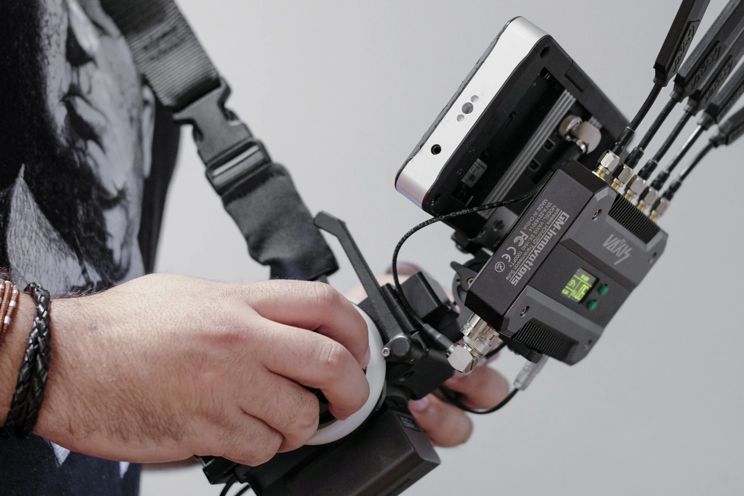 Easily handles heavier rigs like the SmallHD 702 monitor and Vaxis Storm 1000+ receiver.
