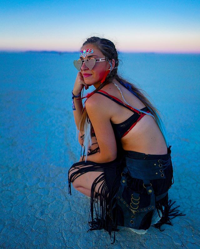 🔥 La Do&ntilde;a @catnixx &mdash;-
#burningman #blackrockcity #burningmanphotos #desert #sunset.