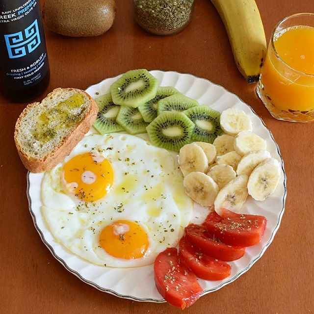 Look at the color of those tomatoes! Starting off the new week with fresh fruit, both eggs and fresh squeezed orange juice from the backyard and fresh baked bread with Kouzini EVOO, lemon and oregano! I'm already thinking of seconds! .
.
#kouzini #fr