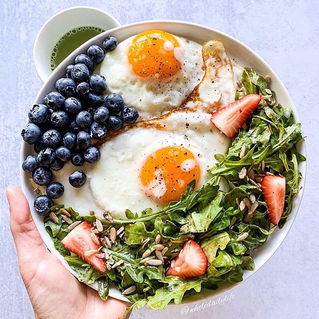 I&rsquo;d eat this breakfast for dinner right now...plus TOP 🔟 BUDGET TIPS // I never used to buy berries, because in reality, $3 for organic berries that I could eat in one sitting just wasn&rsquo;t in my budget for long time. And then when it was,