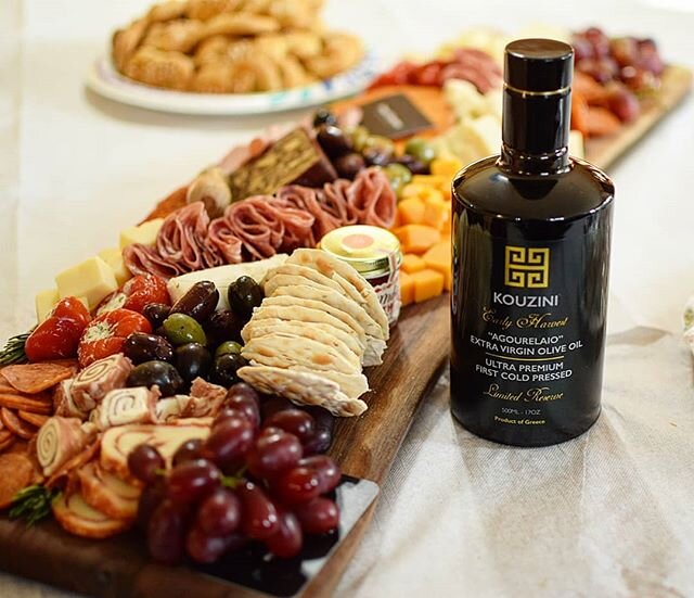 Wishing everyone a Merry Christmas filled with love health and happiness!!😊🌲🥂. Loving our custom board from @cheesecharcuterieclub!!
.
 #kouzini #oliveoil #fresh #coldpressed #singleorigin #greek #glutenfree #paleo #primal #vegetarian #christmas #