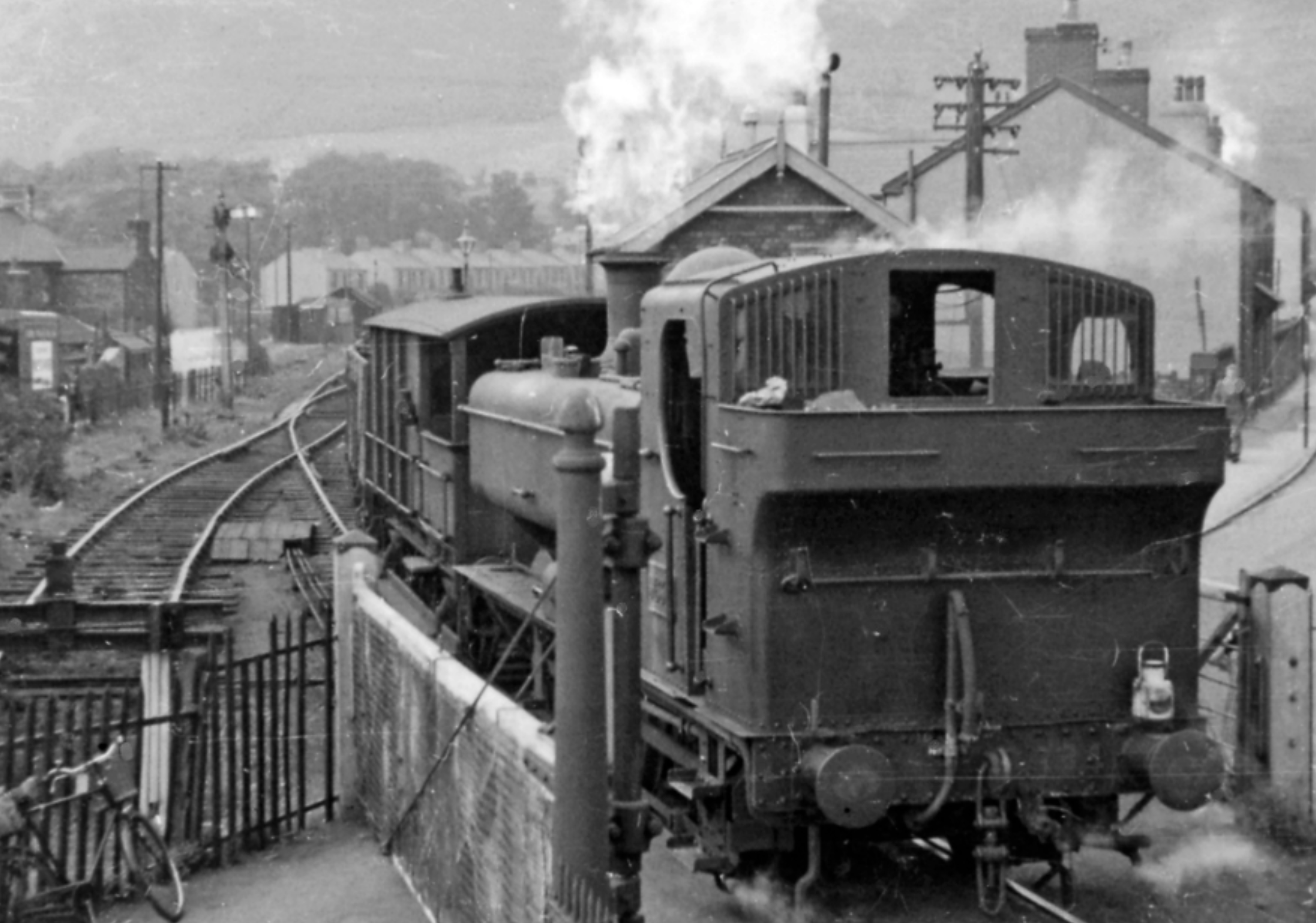 Ex-GW '8750' 0-6-0 pannier tank banking an empties train at Duffryn Junction towards Maesteg. View north-east up the Duffryn valley on the ex-Port Talbot Railway line - at 1-in-40 - to Maesteg and Pontyrhyll, which was closed to passengers on 11/9/33 and to goods on 31/8/64. The banker is Collett '8750' class 0-6-0 No. 9634 (built 1/46, withdrawn 5/64). Photo: Ben Brooksbank (Wikimedia Commons)