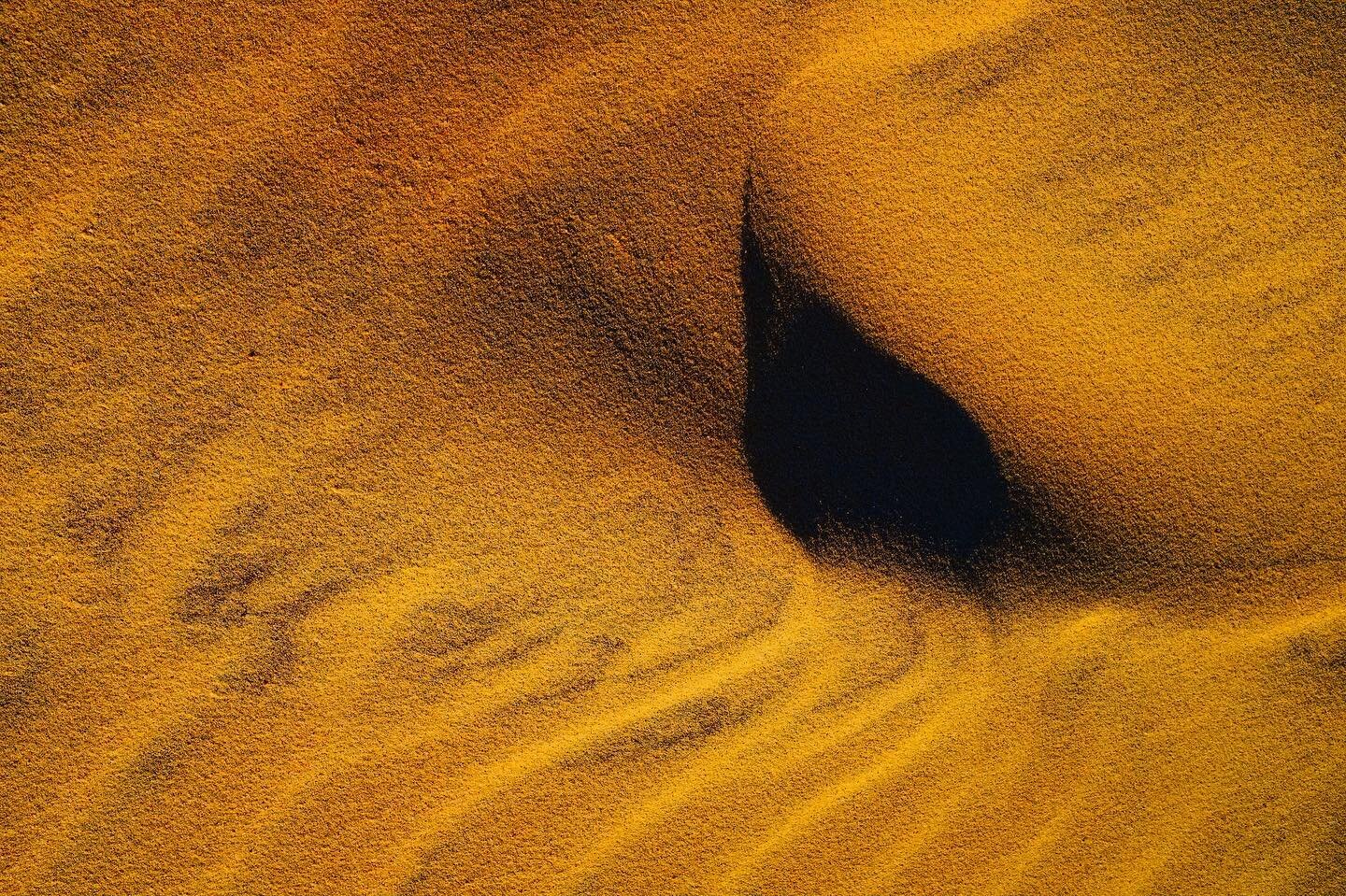 #abstract #sand #geometry #landscapephotography #abstractphotography #shadows #shadowhunters #contrast #footstep #iglandscape #ignature #naturephotography #travelphotography #traveladdict  #ptk_nature #fineartphotography