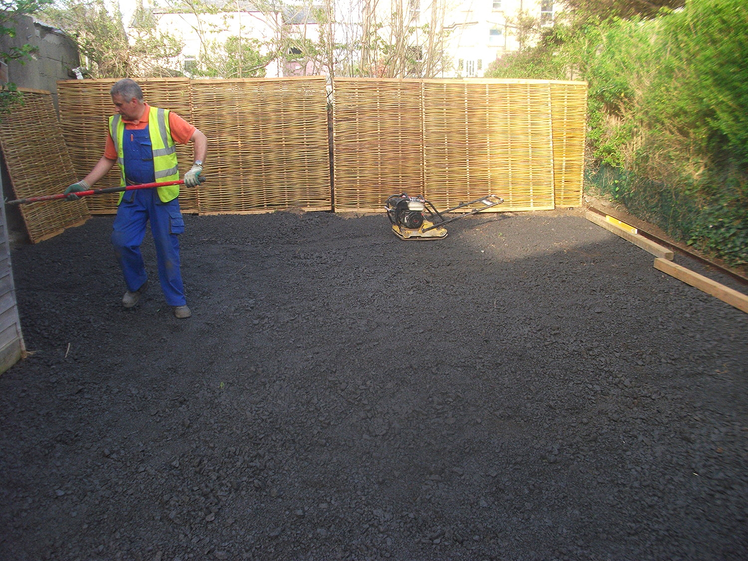 Installer raking limestone base