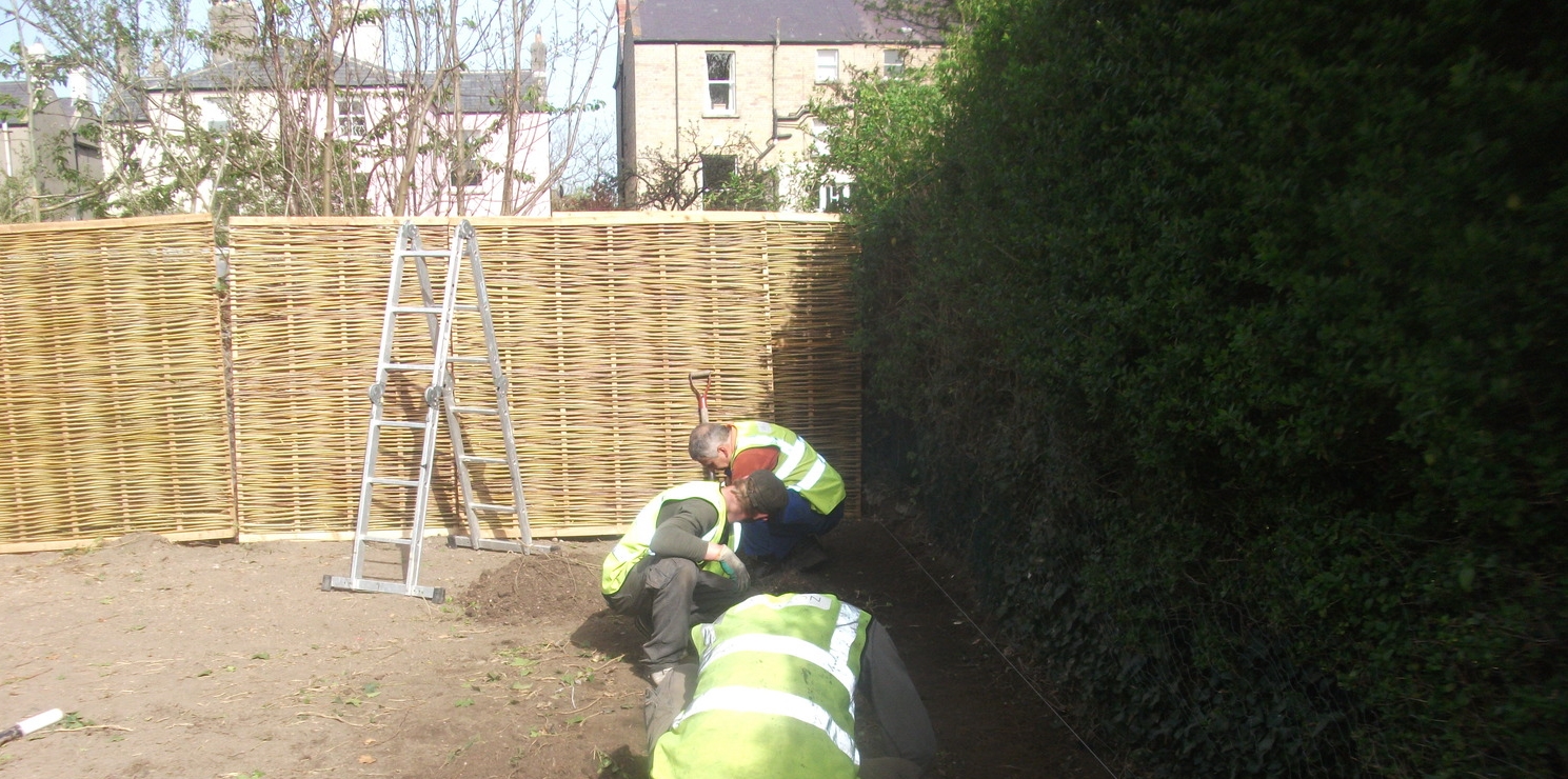 grass installers fit edging for lawn