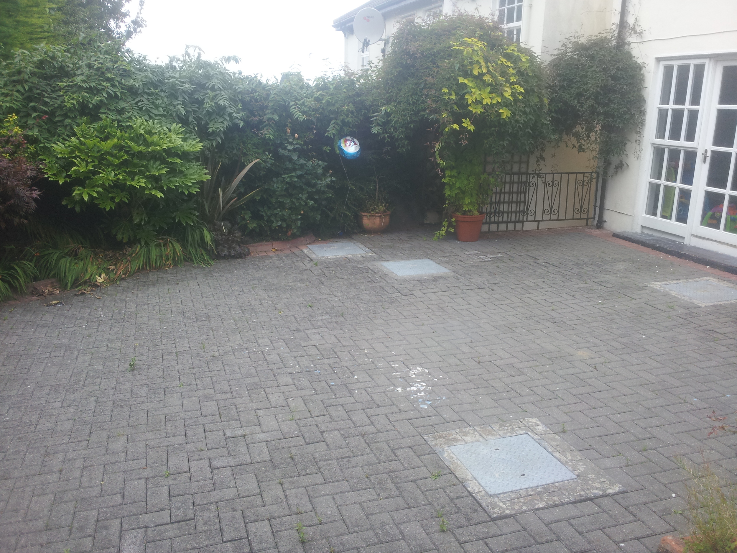 dull back garden prior to landscaping