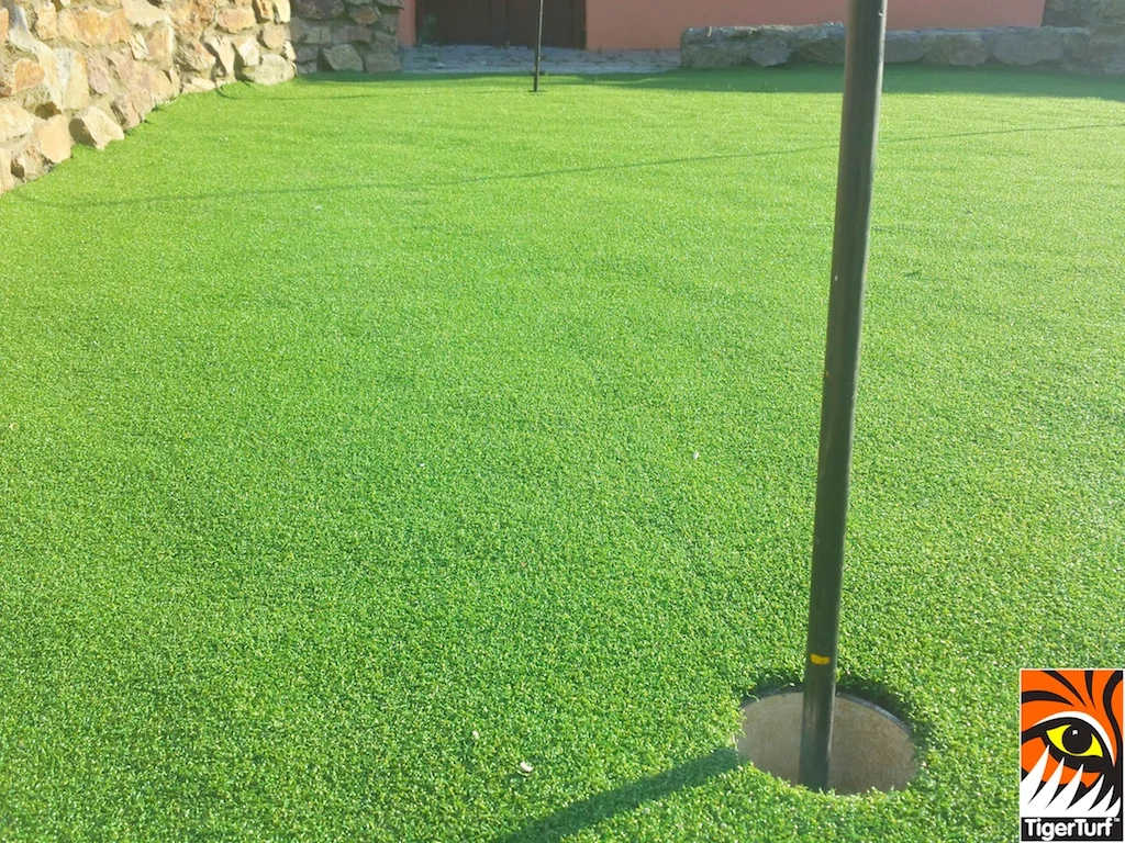 TigerTurf Premium Golf Putting Greens