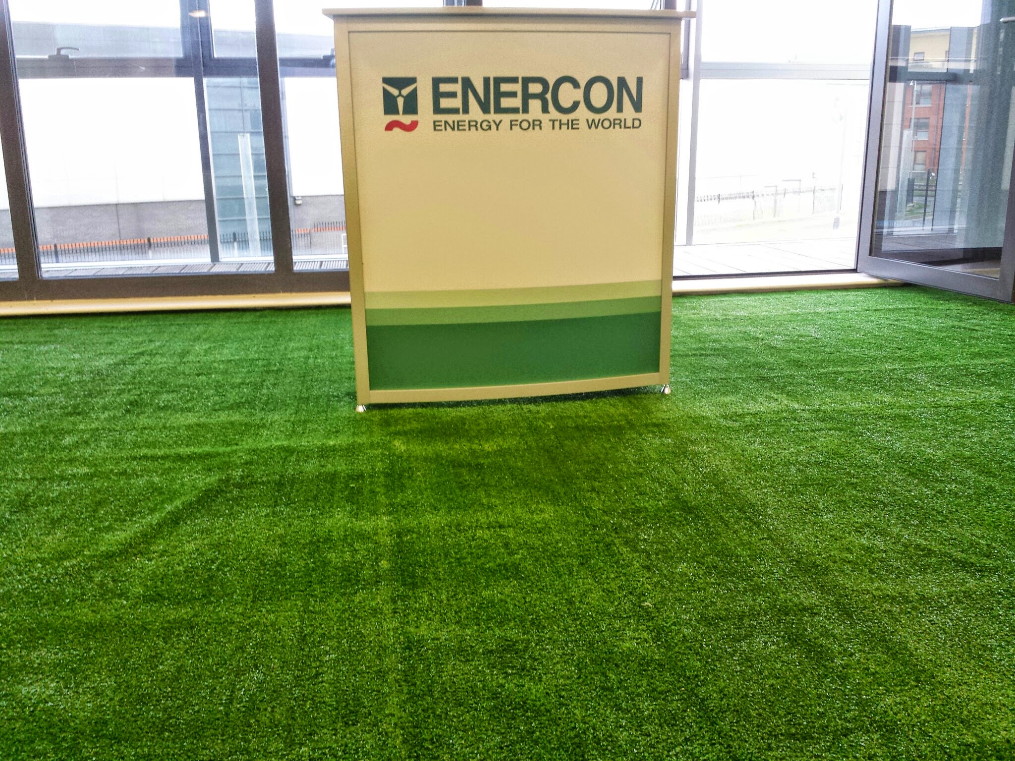 Speakers Stand on synthetic TigerTurf gras