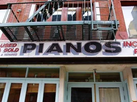 Yanni @ Pianos!