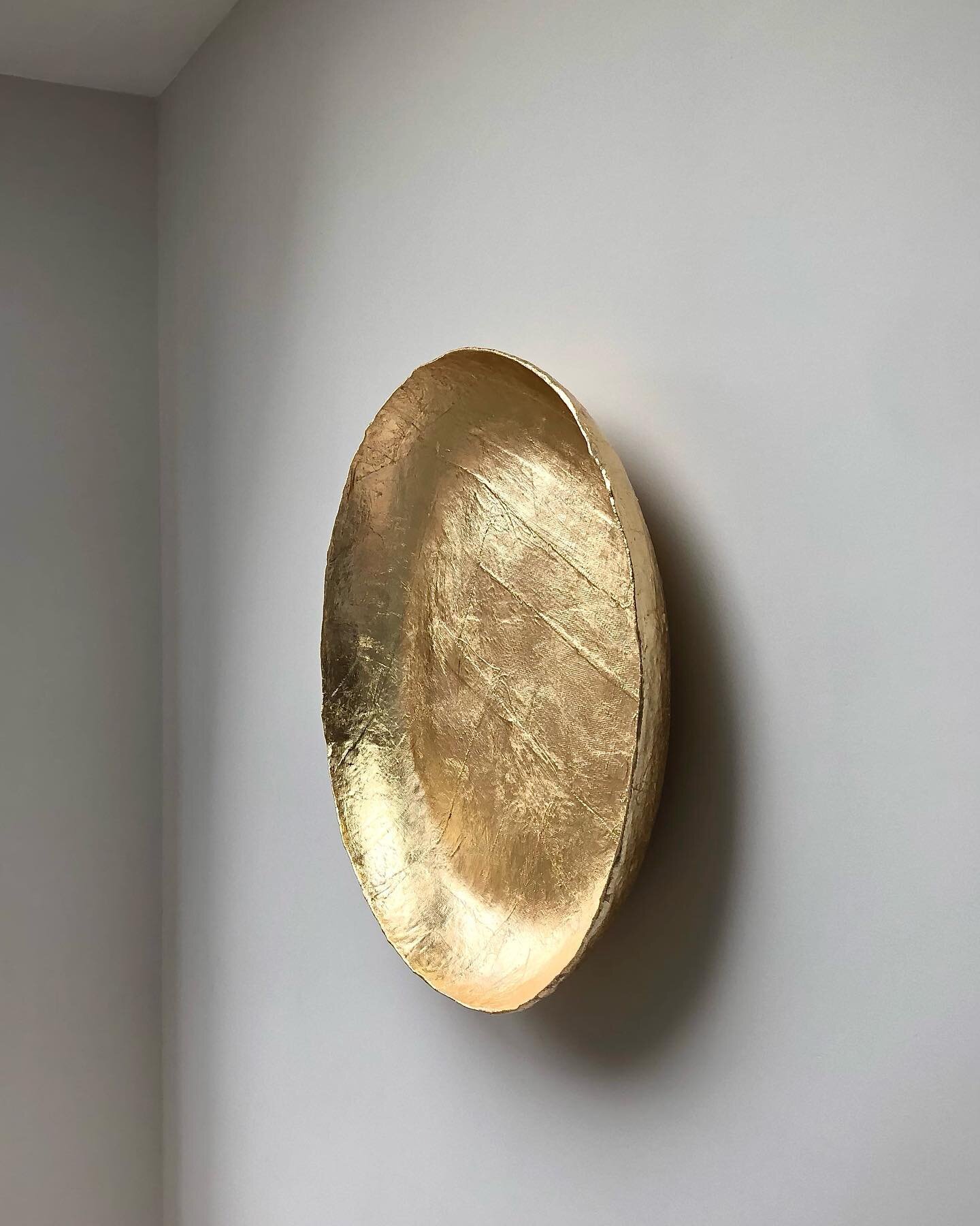 G O L D &bull;
2023 - Art Bowl Gold.
-
#art #artbowl #goldleaf #goldart #gold #interior #interi&oslash;r #luxurious #onthewall