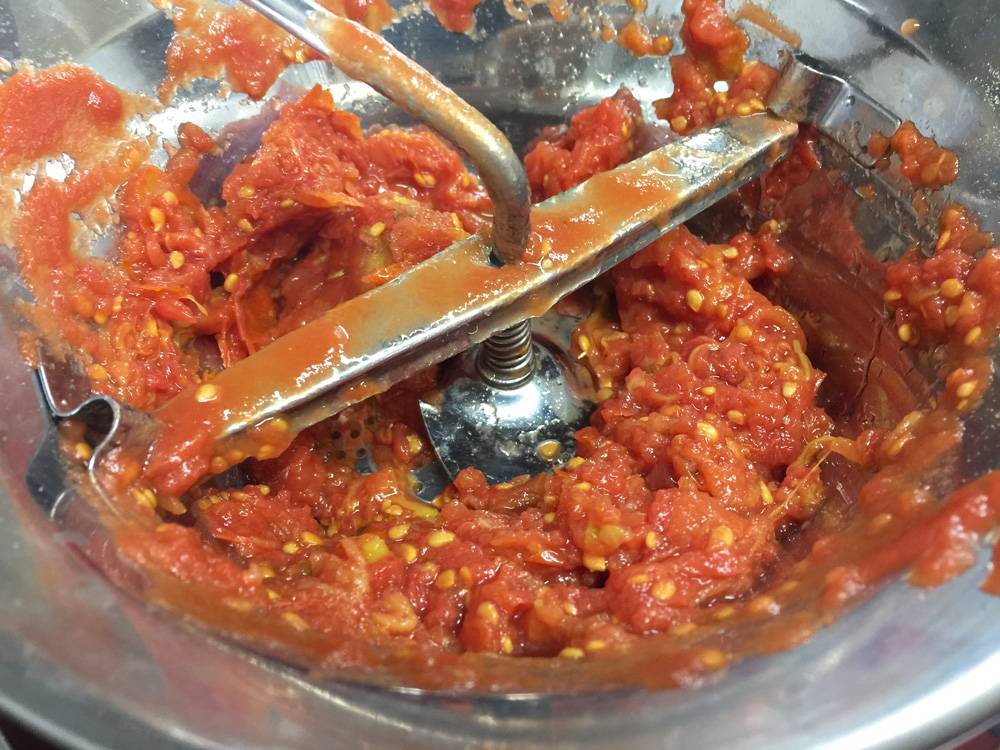 tomatoes going through the sieve