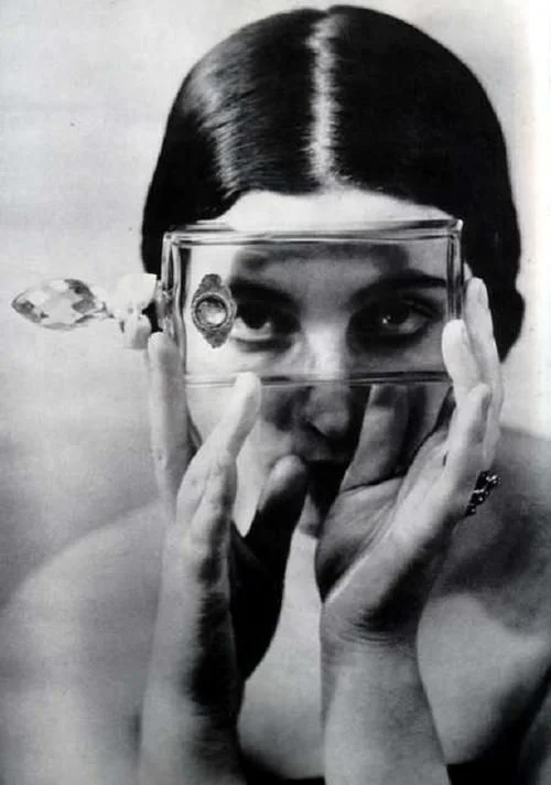 Portrait au flacon , 1930.
