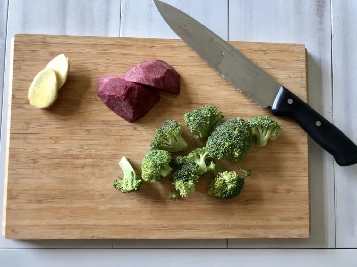 prep for beet ginger broccoli berry smoothie.jpg