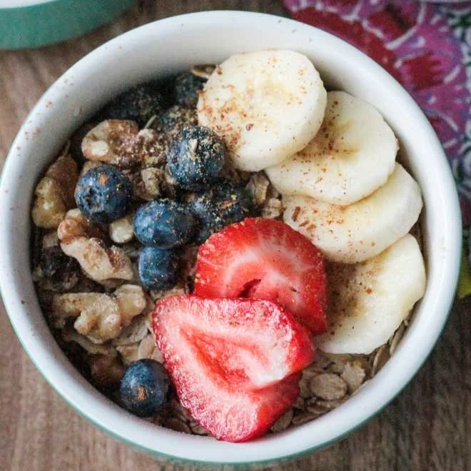 Oats-Banana-Berry-Breakfast-Bowl.jpg
