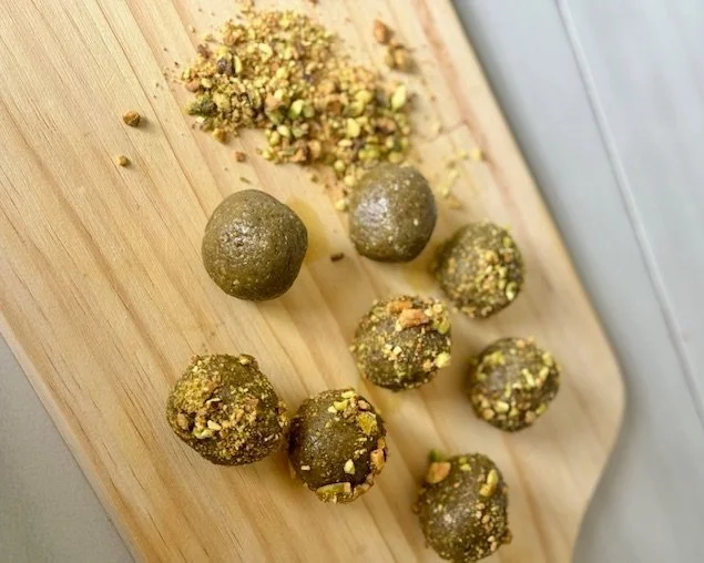 Matcha Pistachio Vanilla Protein Energy Balls - english &amp; spanish recipes