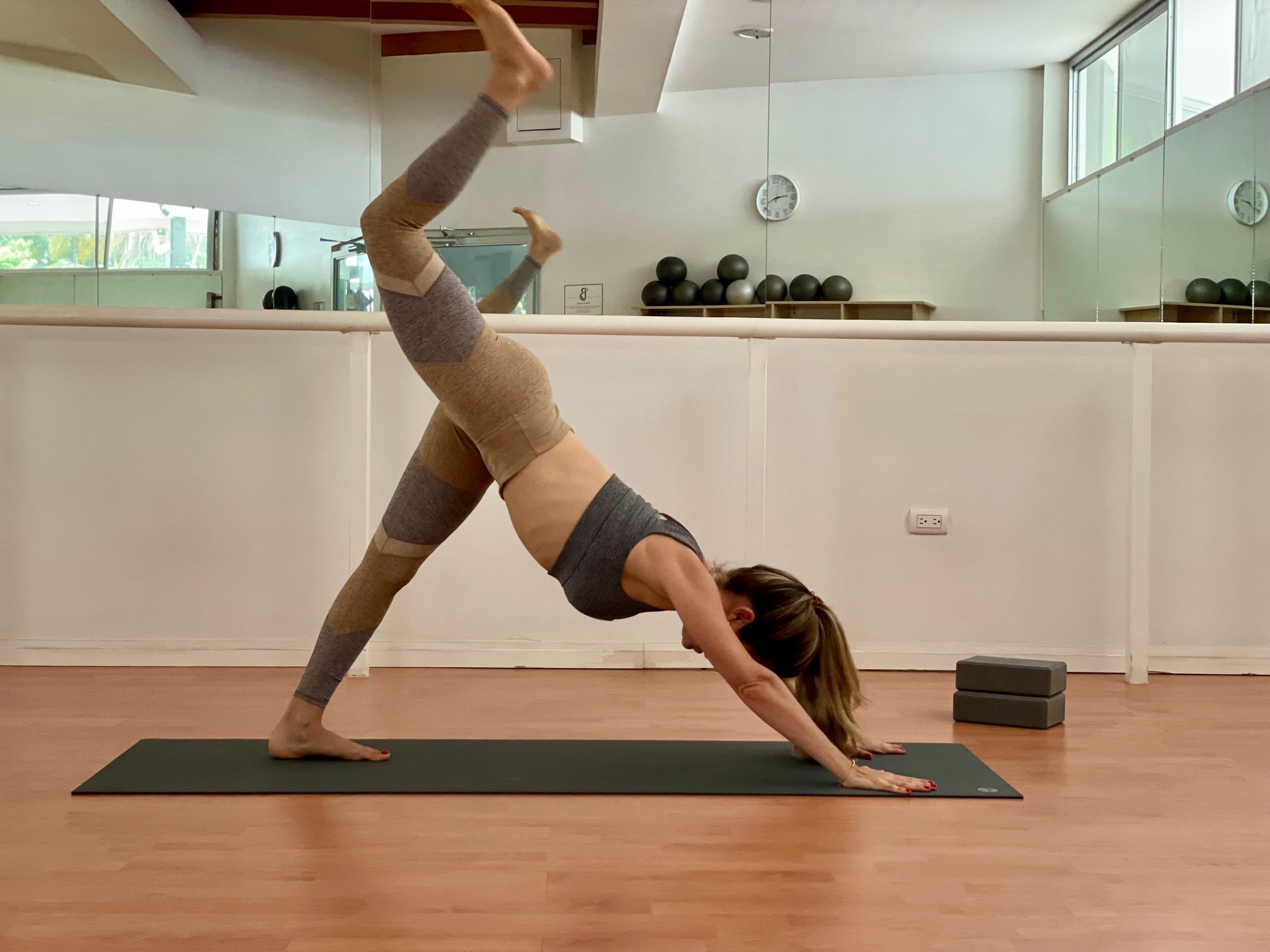 Yoga poses for stronger legs🔥 | Galeri disiarkan oleh yoga with sara |  Lemon8