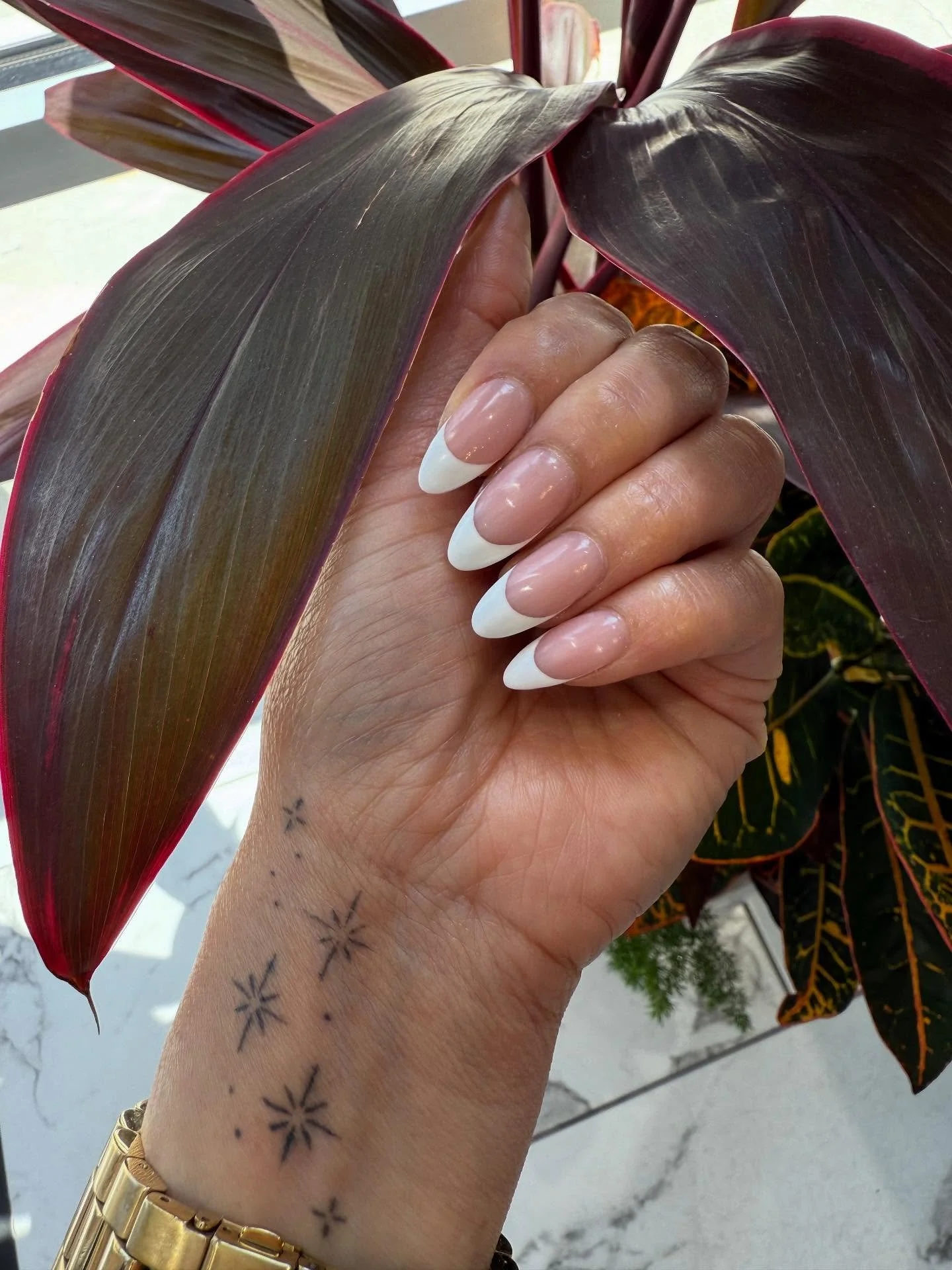 It&rsquo;s always refreshing to return to a classic French manicure.🤍 🍂🌿🍁🧡💛

Hammond Nails of Sandy Springs 
5960 Roswell Rd.
Atlanta ga 30328

Call to schedule your appointments or just walk-in.
🩷 404-459-0750 
We open everyday!
Monday-Friday