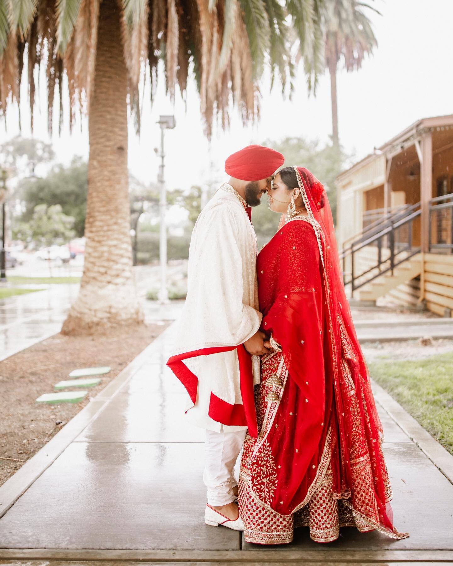 Kiran &amp; Dilraj 💞

Photo + Cinema: @capturebysd 
HMU: @artistrybyjasmine 
Jaago DJ: @djgill510 
Reception DJ: @slamzdj 
Catering: @mirage_banquet