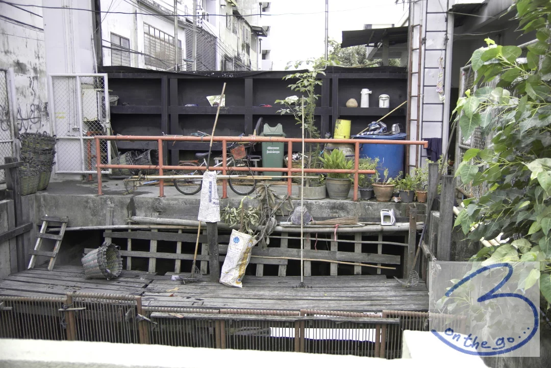 Many times in Bangkok you come across these sluices. Also a filter for trash!