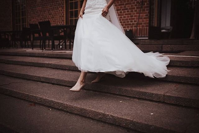 Just a few more steps to the love of your life &lt;3 #wedding #bride #love #documentaryweddingphotography #h&auml;&auml;t2019 #nordiclovestories #junebugweddings #h&auml;&auml;kuvaajatig
