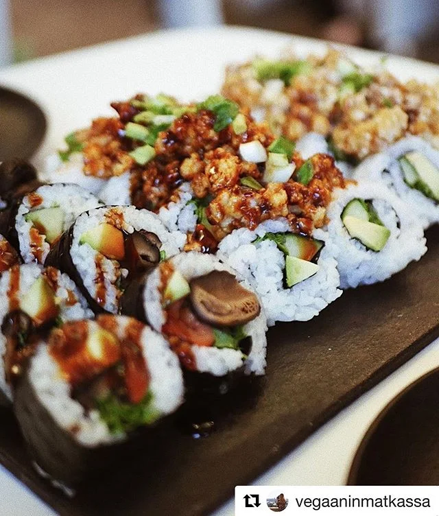 FÄNNID SOOMEST! Meil on hea meel, et kuuldused Tokumaru maitsvatest roogadest on jõudnud ka piiri taha. Meie Soome kunded kirjutavad koguni, et Tokumaru vegansushi on parim asi, mida nad kunagi söönud on. Seda on nii tore kuulda. Aitäh! 🙃🇫🇮🎌 #tokumaru #headjaapanimaitsed #sushi #vegan #heamaitseeitunnepiire