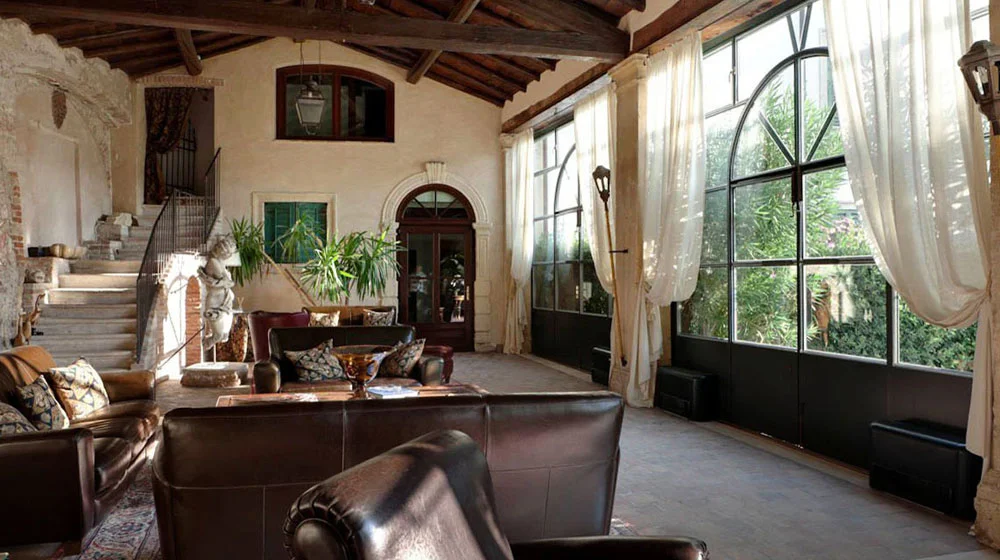 אחוזה עתיקה הוסבה למלון של רשת RELAIS & CHATEAUX היוקרתית. המתחם מוקף כרמים, ותוכלו לרדת אל מרתף היינות כדי ליהנות מטעימות ולבחור יין משובח לארוחת הערב באחת ממסעדות הגורמה שבמלון. לאחר הארוחה, תוכלו להתרווח בחדר התה או לקרוא בספרייה. משכימי קום יכולים ליהנות גם מחדר הכושר, הפתוח עוד לפני ארוחת הבוקר. אווירת המלון קסומה והעיצוב קלאסי ואלגנטי, כיאה לאחוזה איטלקית עתיקה.