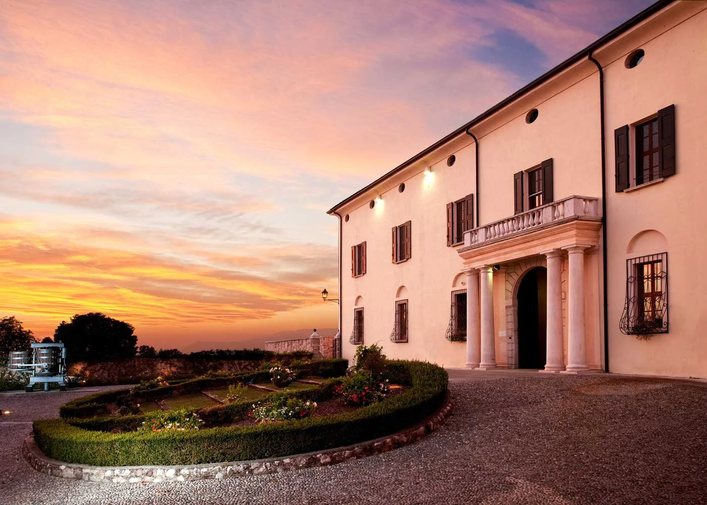 A spa and golf resort, in a 15th century mansion. The rooms overlook an endless view of the lush meadows of the golf course, and the hotel boasts a wellness center with load of treatments and a sumptuous spa. The classic interior has original frescoes, beamed ceilings, a gym and an outdoor/indoor pool.