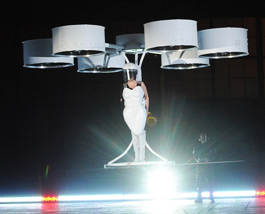 Lady Gaga s’envole dans Volantis, the "Flying dress", propulsée par des drones, à l’occasion du lancement de son album ArtPop, sorti le 11 novembre 2013.